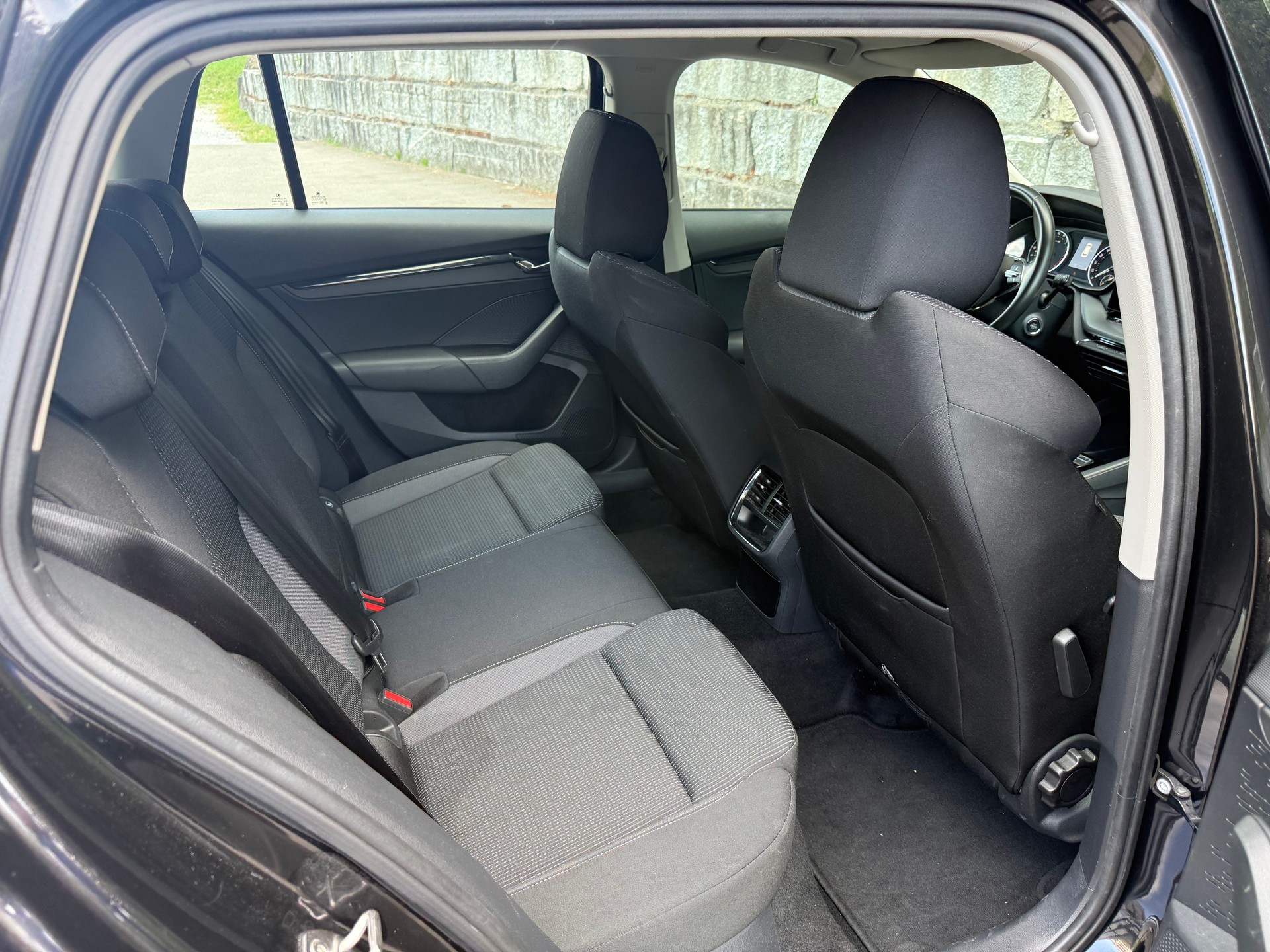 SKODA Octavia Combi 2.0 TDI DSG Ambition-image-6