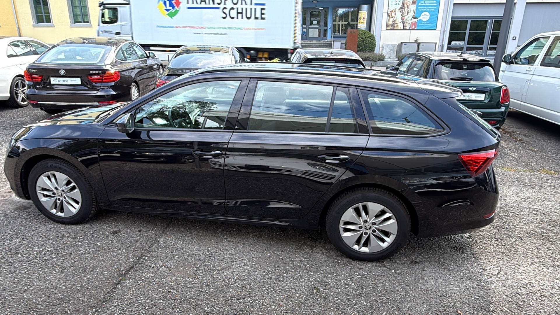 SKODA Octavia Combi 2.0 TDI DSG Ambition-image-8