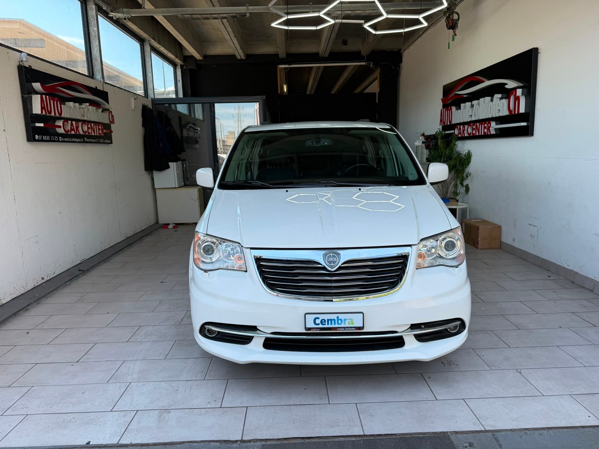 LANCIA Voyager 2.8D Gold Automatic-image-1