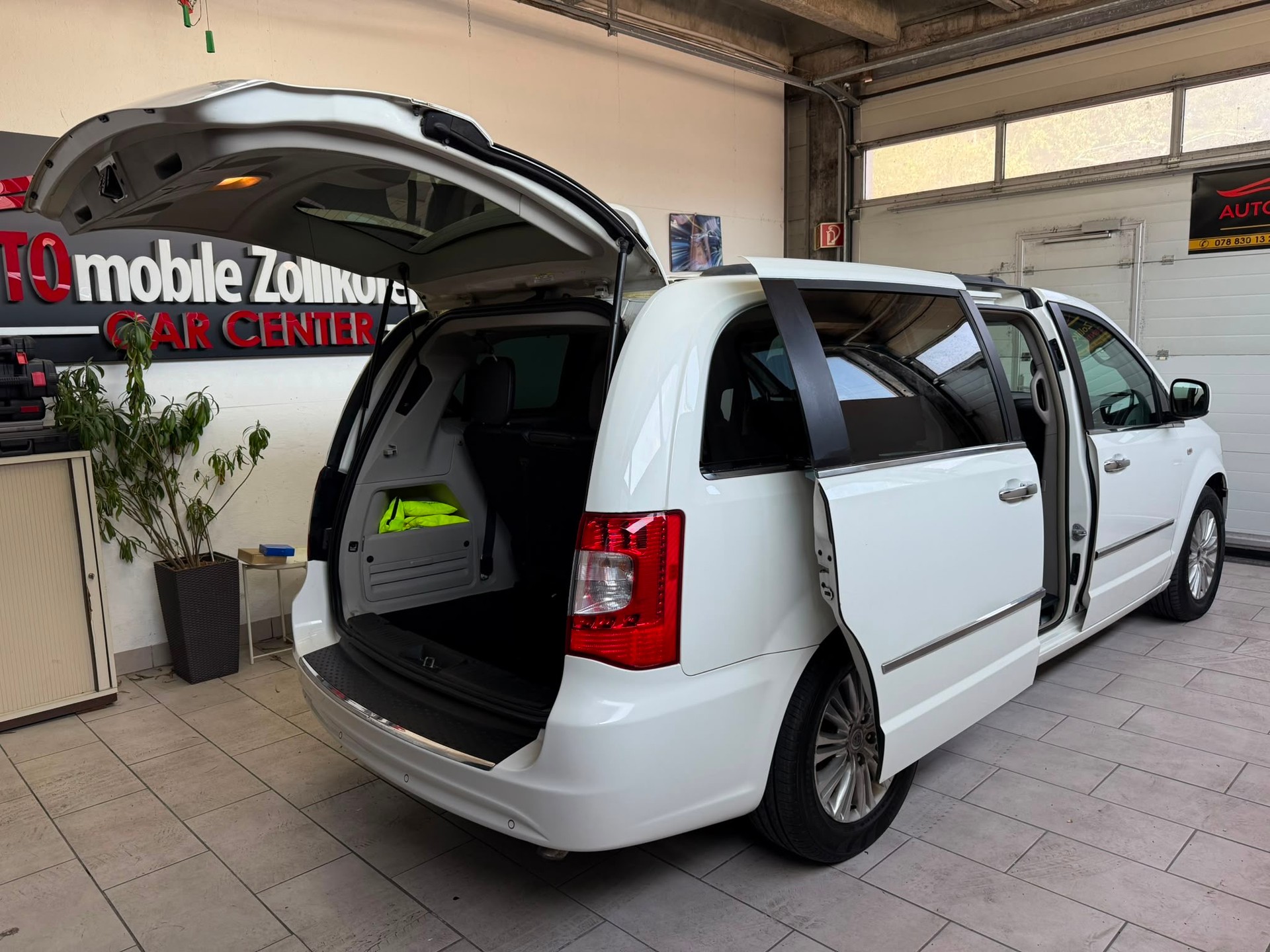 LANCIA Voyager 2.8D Gold Automatic-image-2
