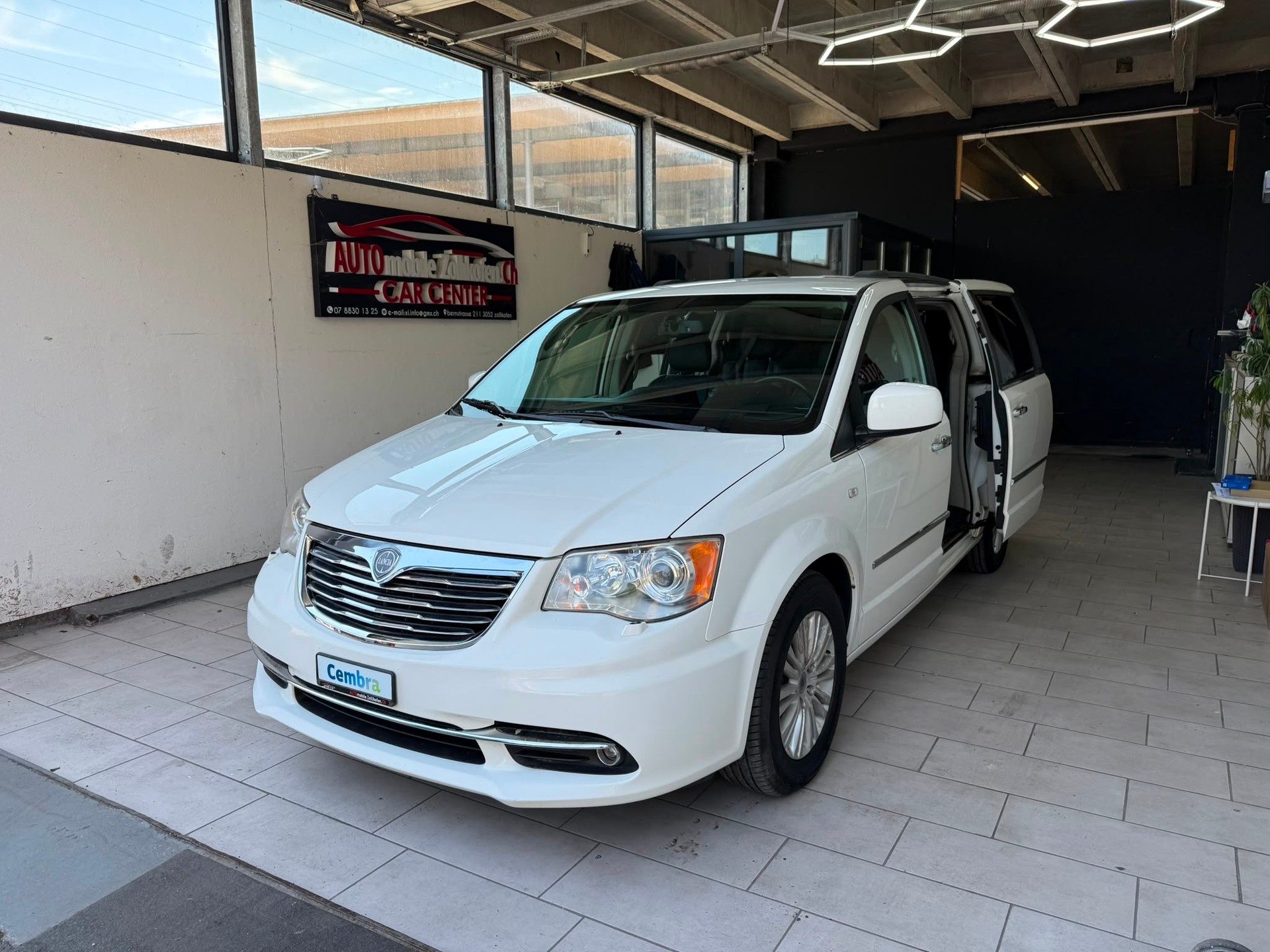 LANCIA Voyager 2.8D Gold Automatic-image-3