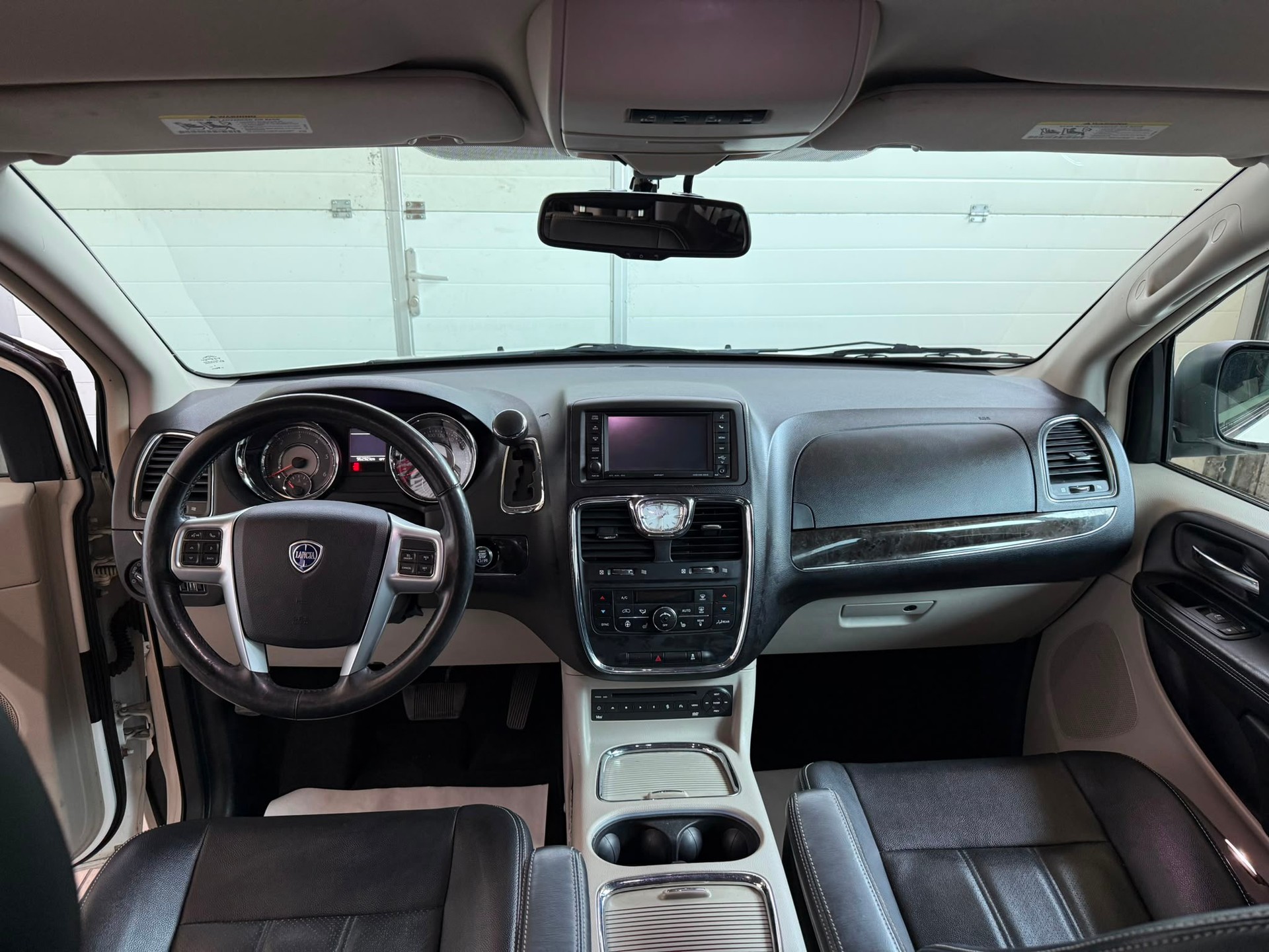 LANCIA Voyager 2.8D Gold Automatic-image-12