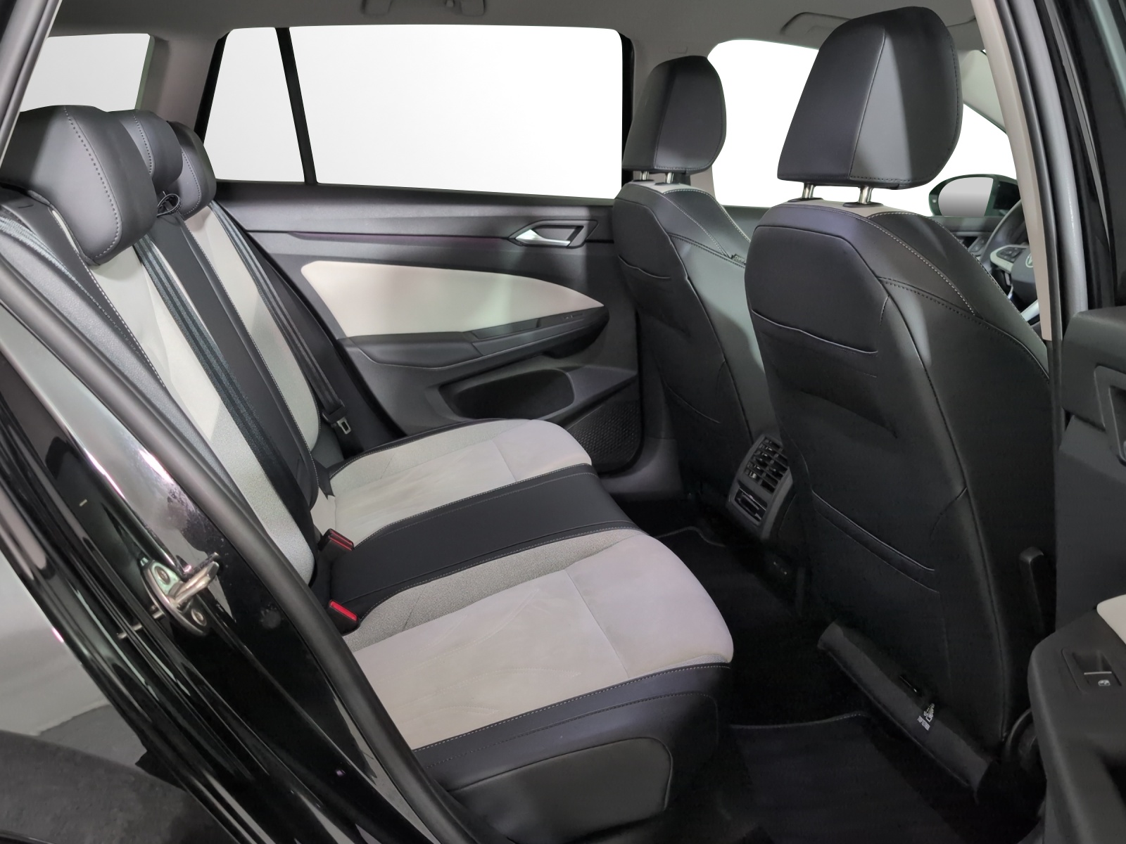 VW Golf Variant 2.0 TDI Style DSG-image-8