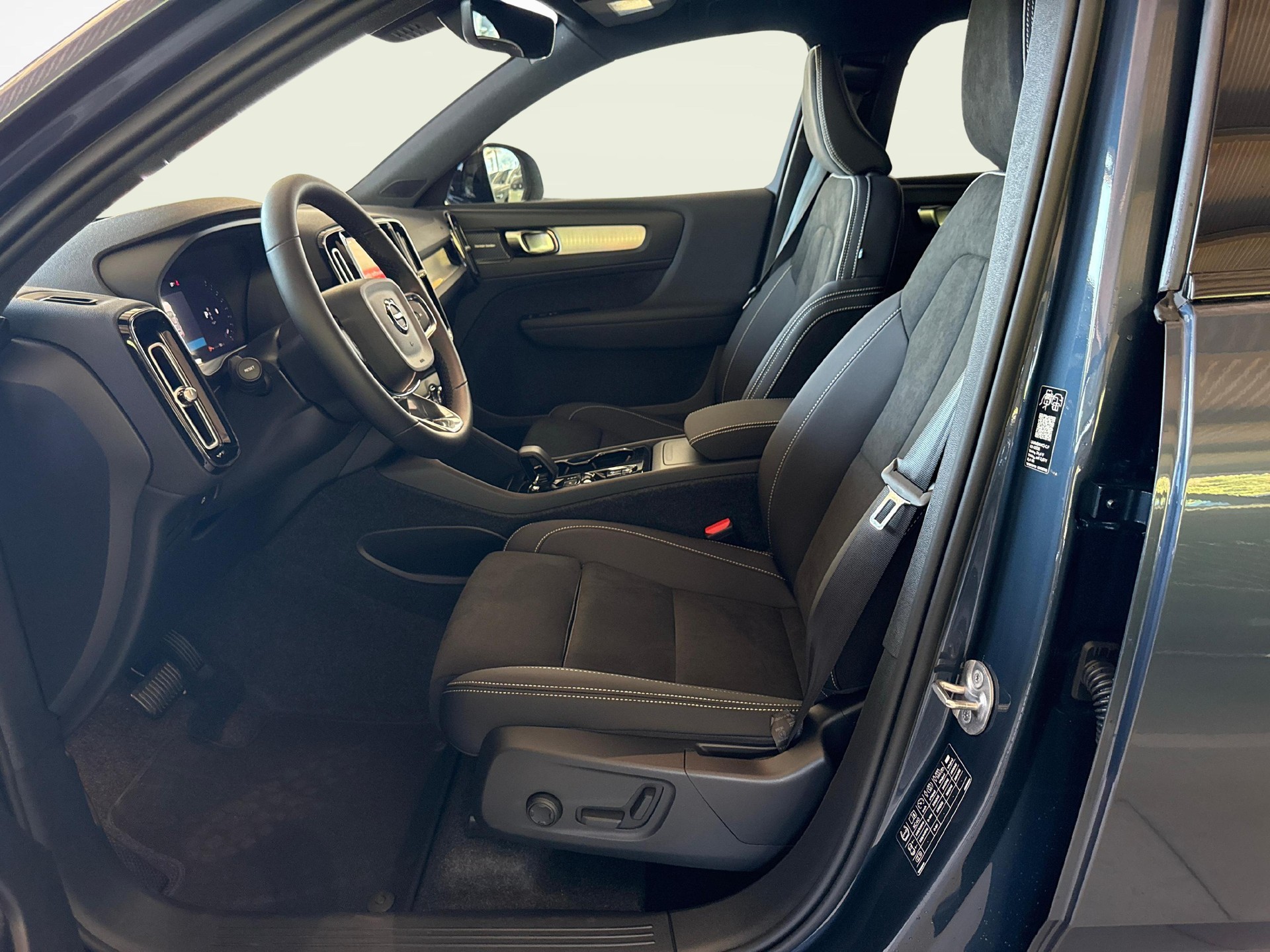 VOLVO XC40 2.0 B3 MH Plus Dark-image-5