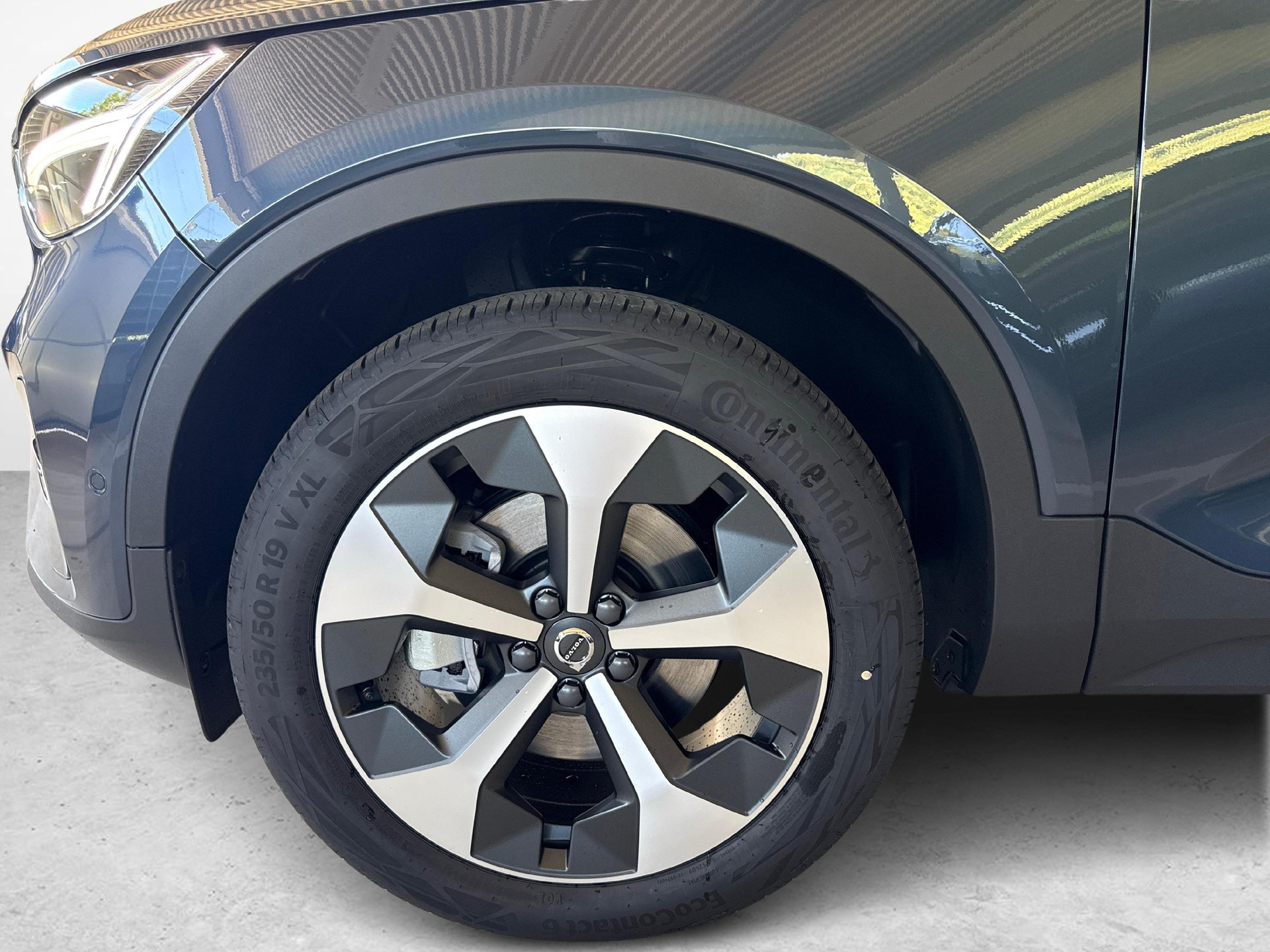 VOLVO XC40 2.0 B3 MH Plus Dark-image-15
