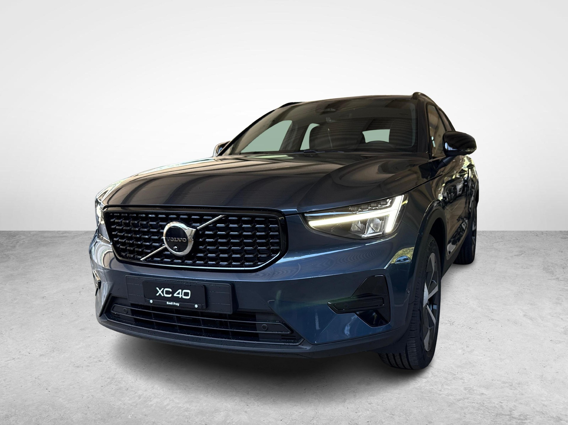 VOLVO XC40 2.0 B3 MH Plus Dark-image-1