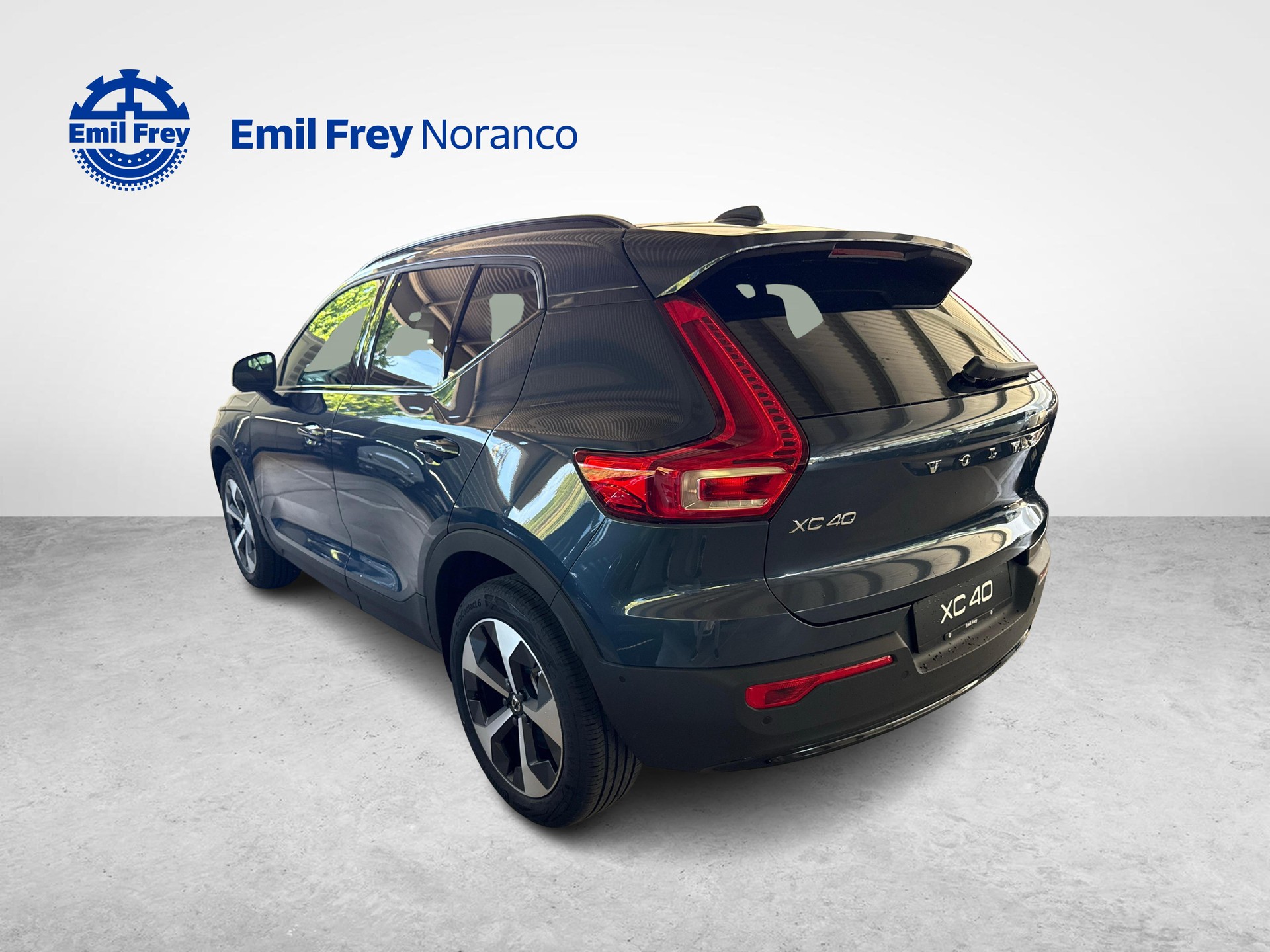 VOLVO XC40 2.0 B3 MH Plus Dark-image-4