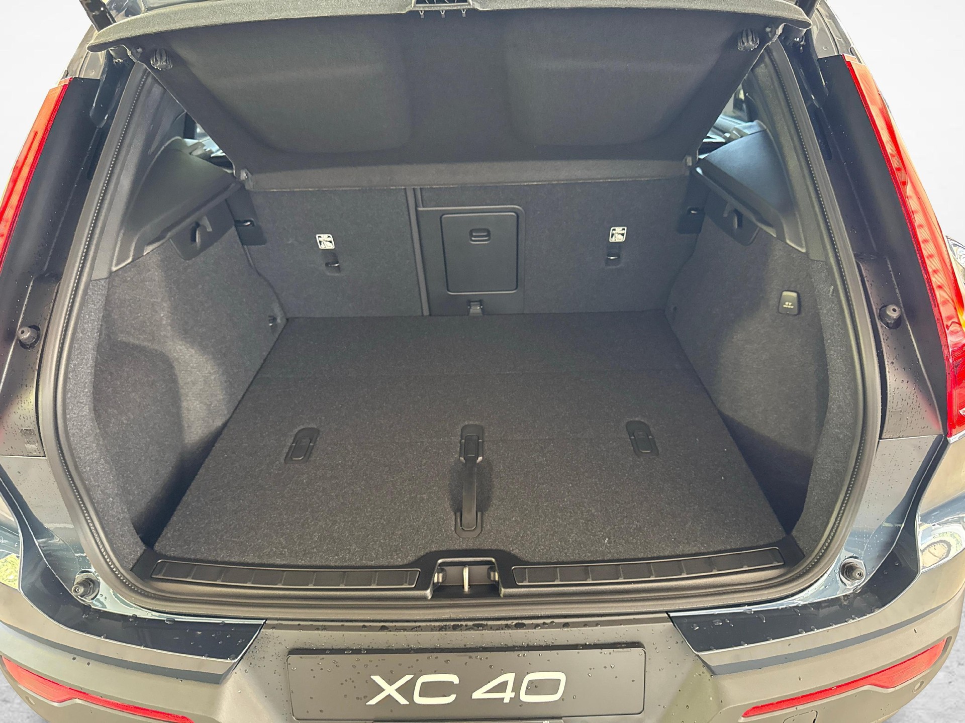 VOLVO XC40 2.0 B3 MH Plus Dark-image-14
