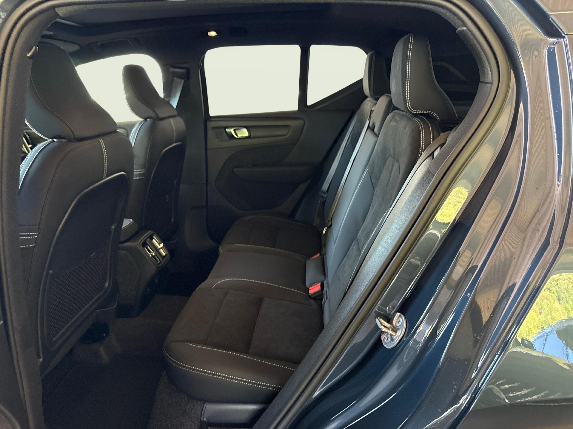 VOLVO XC40 2.0 B3 MH Plus Dark-image-6