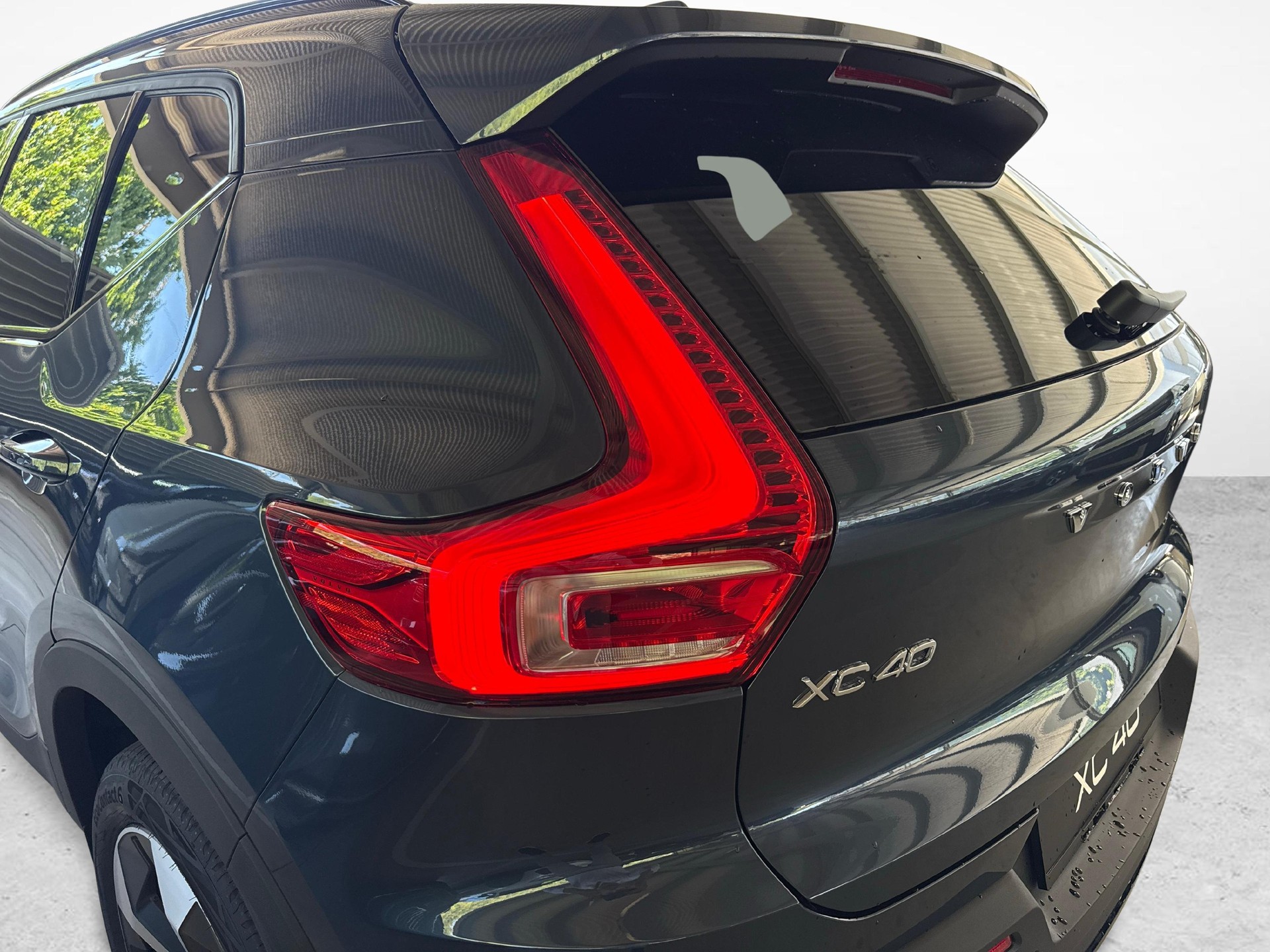 VOLVO XC40 2.0 B3 MH Plus Dark-image-16