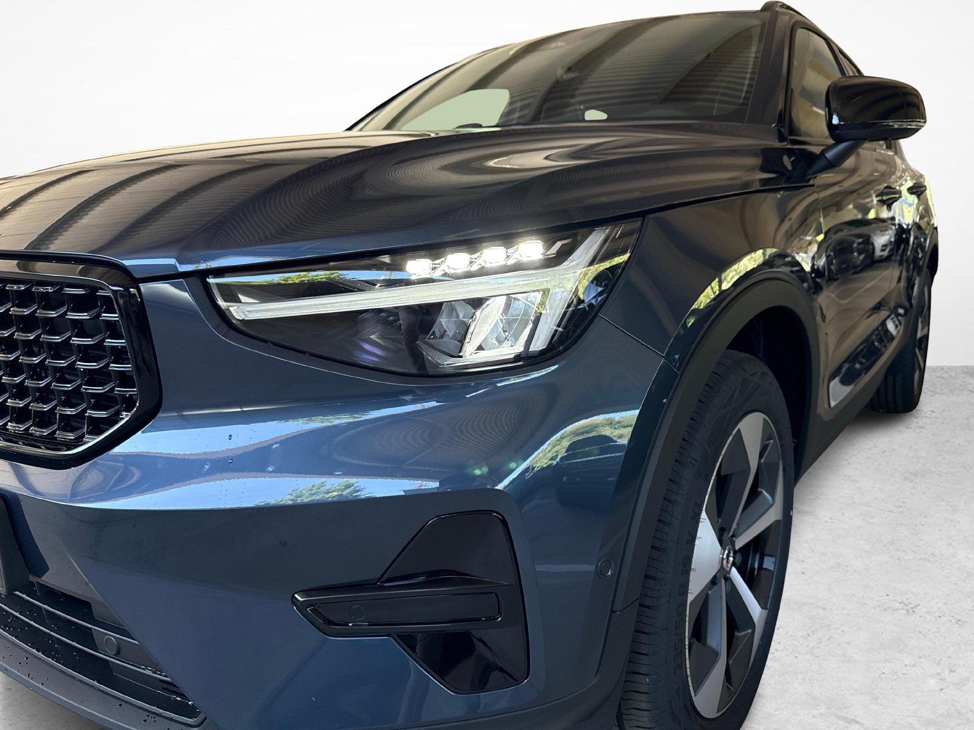 VOLVO XC40 2.0 B3 MH Plus Dark-image-17
