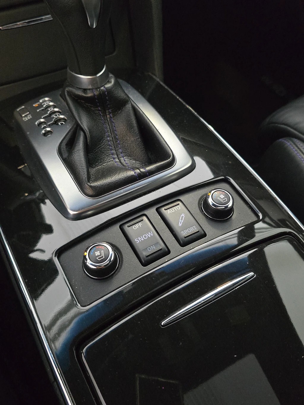 INFINITI QX70 3.7 S Premium AWD Automatic-image-9