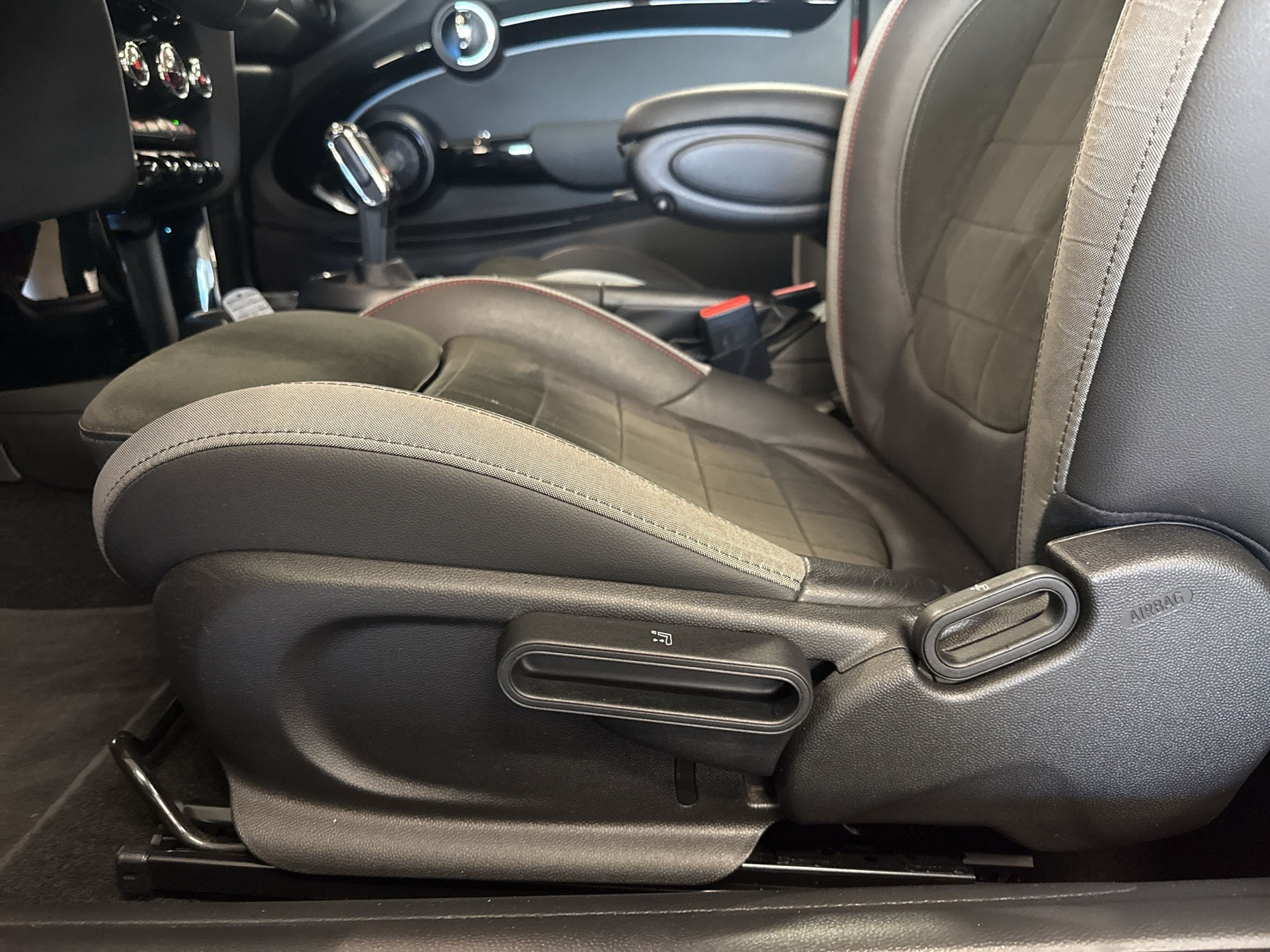 MINI Cooper John Cooper Works Cabriolet Steptronic-image-17