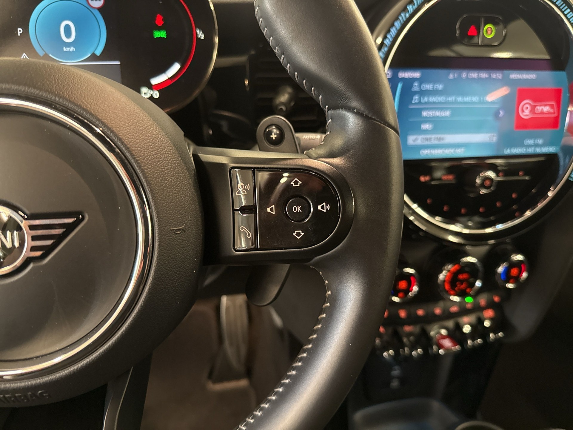 MINI Cooper John Cooper Works Cabriolet Steptronic-image-14