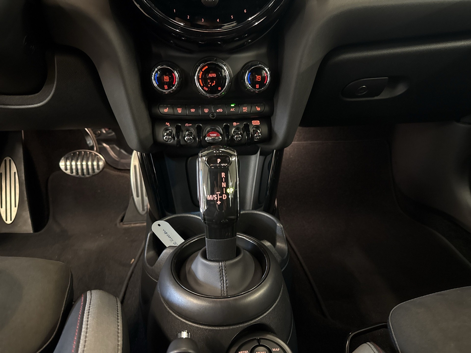 MINI Cooper John Cooper Works Cabriolet Steptronic-image-11