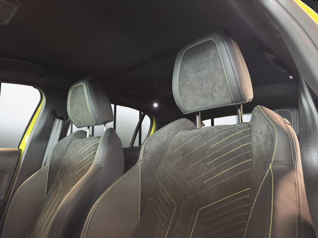 PEUGEOT 208 1.2 MHEV 145 GT-image-9