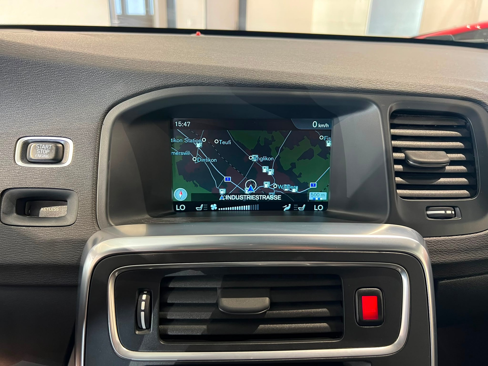 VOLVO V60 D6 AWD Plug-in Hybrid Summum Geartronic 215 PS-image-9
