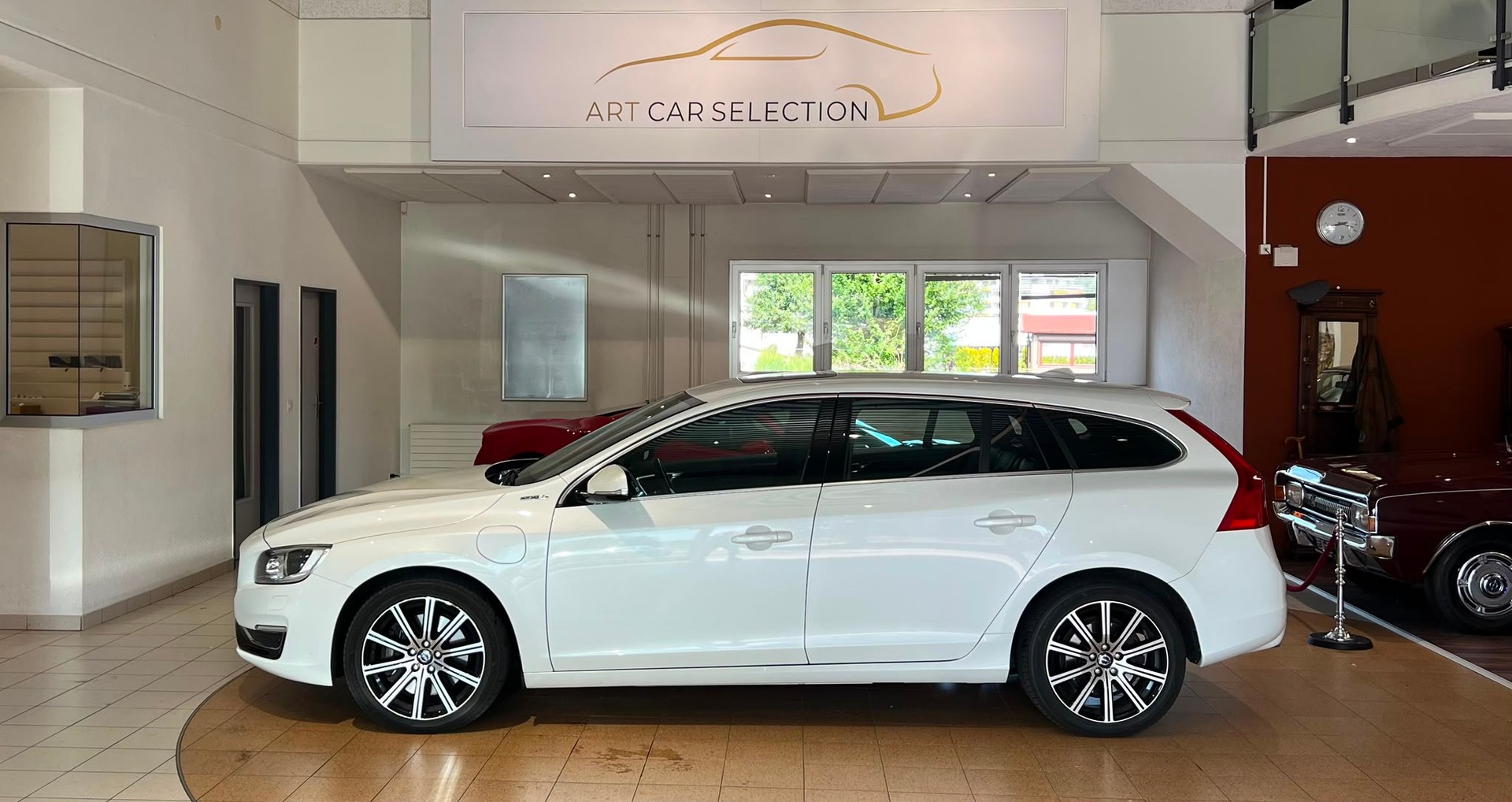 VOLVO V60 D6 AWD Plug-in Hybrid Summum Geartronic 215 PS-image-1