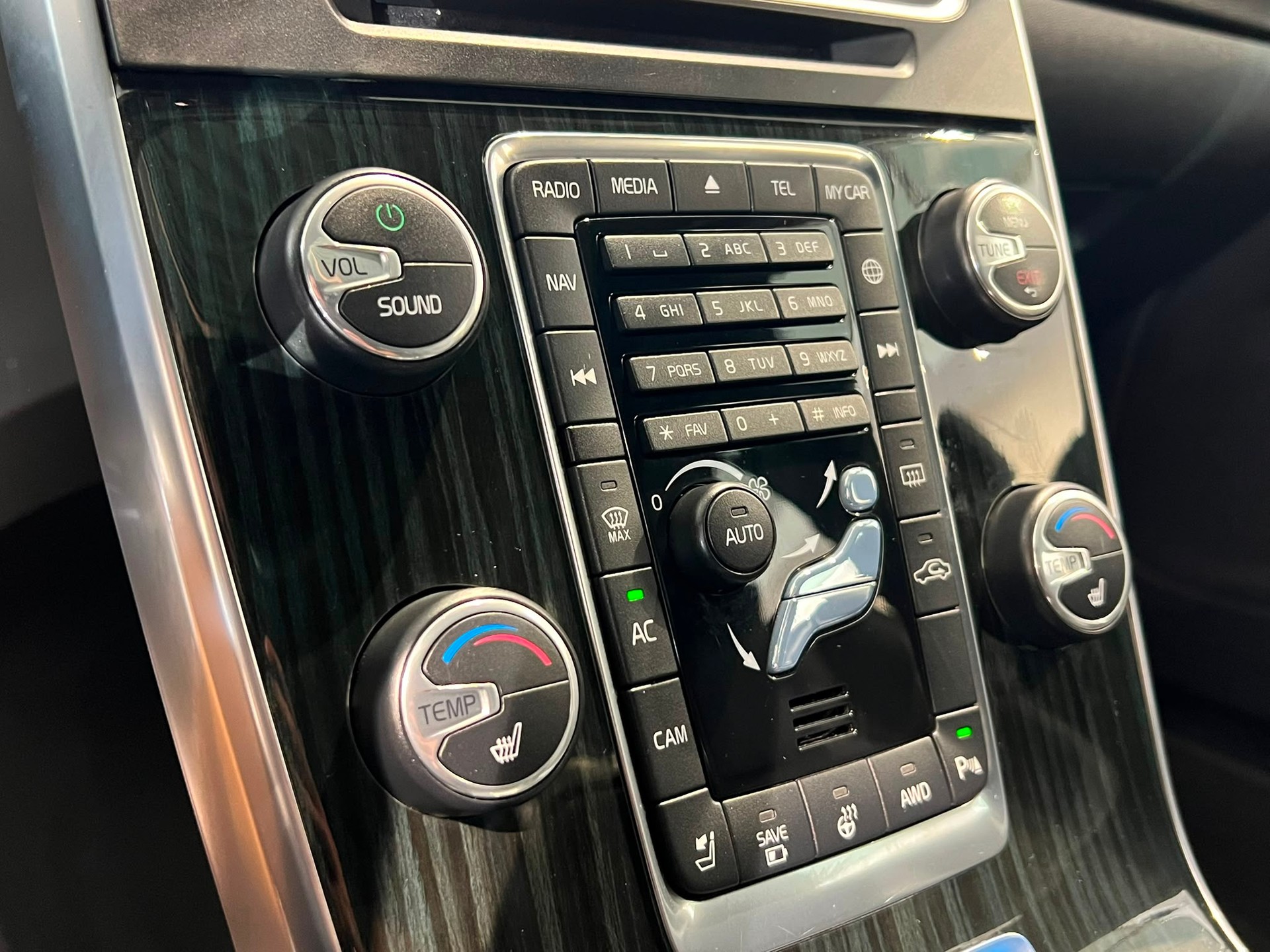 VOLVO V60 D6 AWD Plug-in Hybrid Summum Geartronic 215 PS-image-11