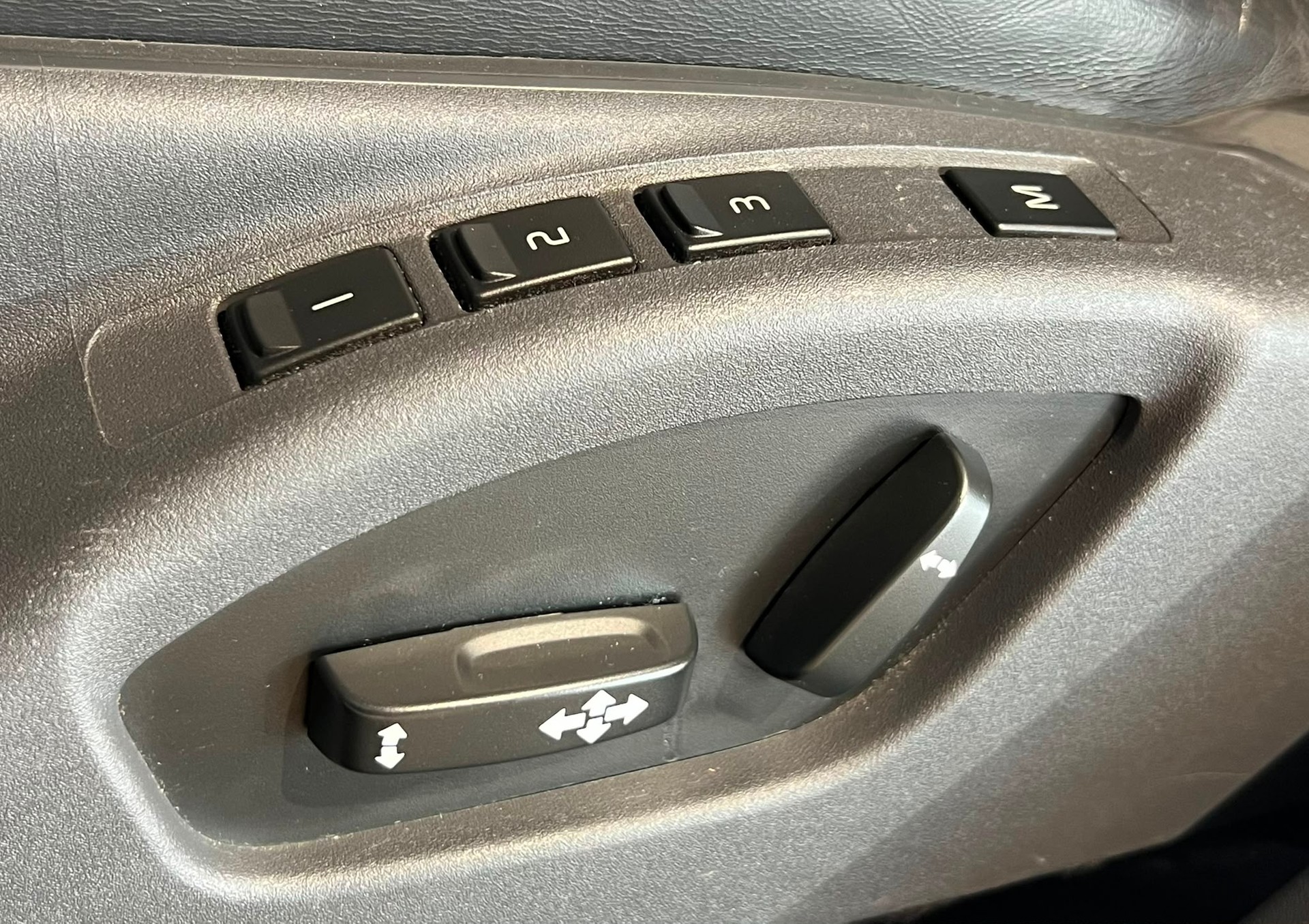 VOLVO V60 D6 AWD Plug-in Hybrid Summum Geartronic 215 PS-image-10