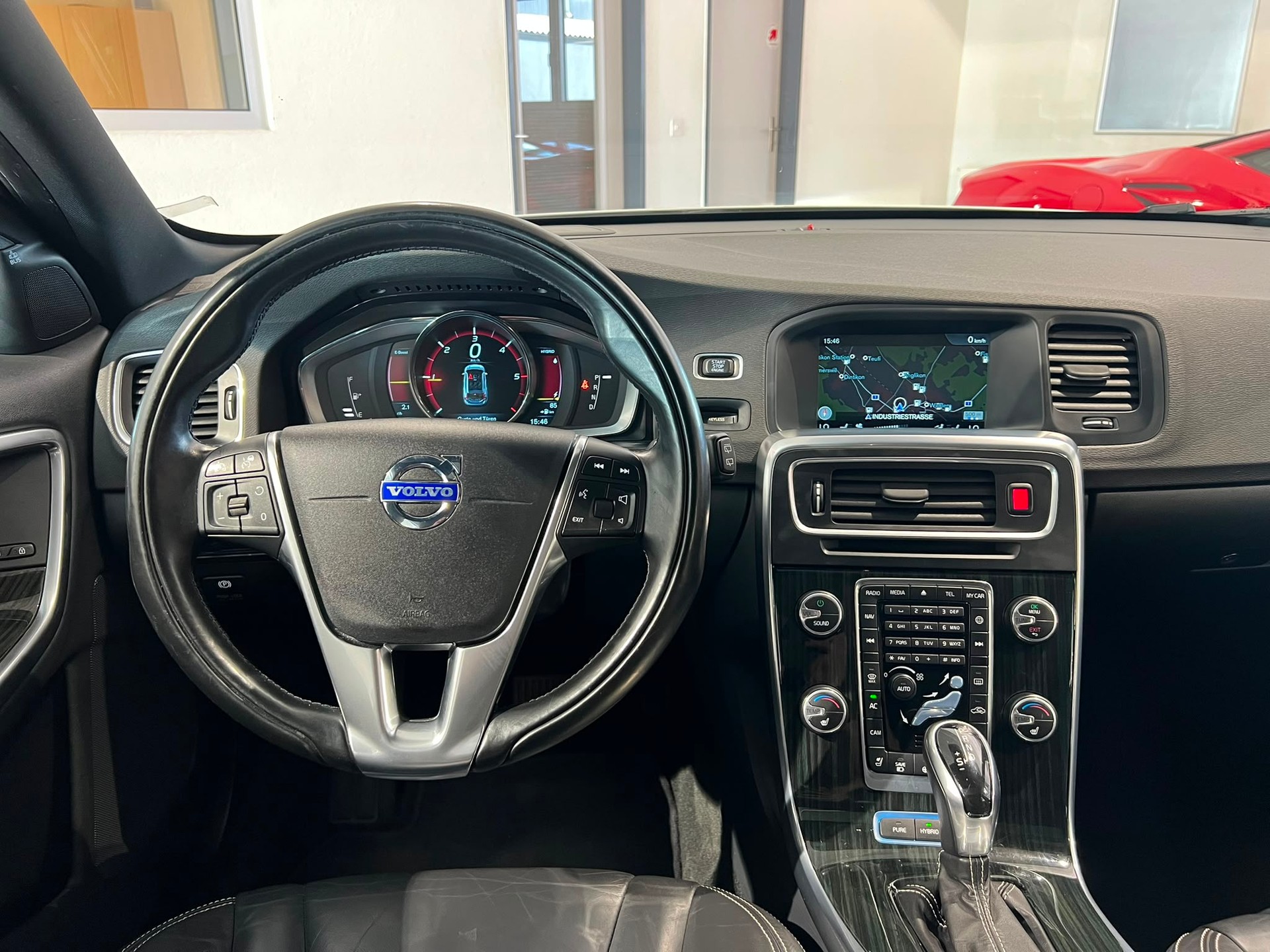 VOLVO V60 D6 AWD Plug-in Hybrid Summum Geartronic 215 PS-image-4