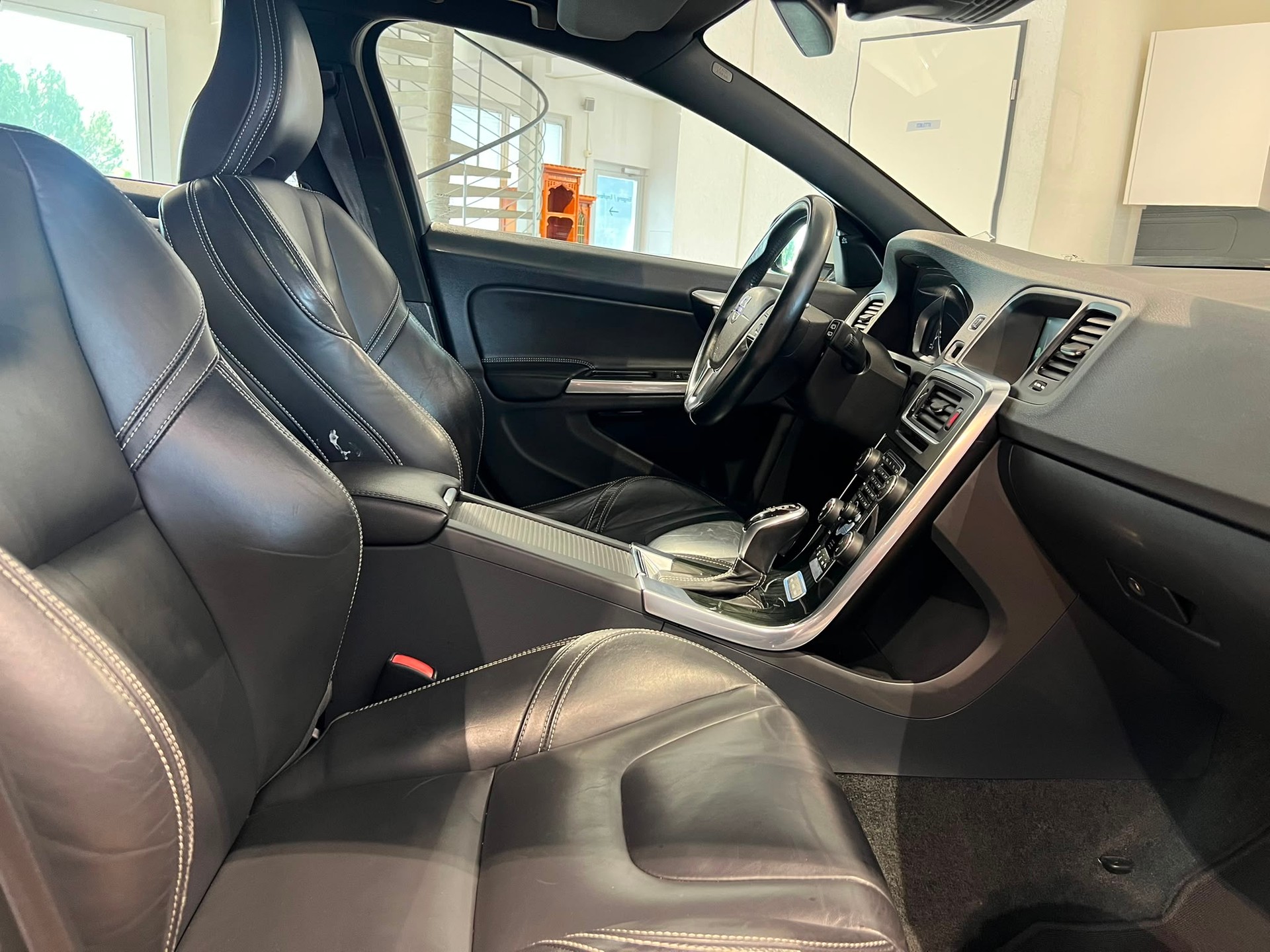VOLVO V60 D6 AWD Plug-in Hybrid Summum Geartronic 215 PS-image-5