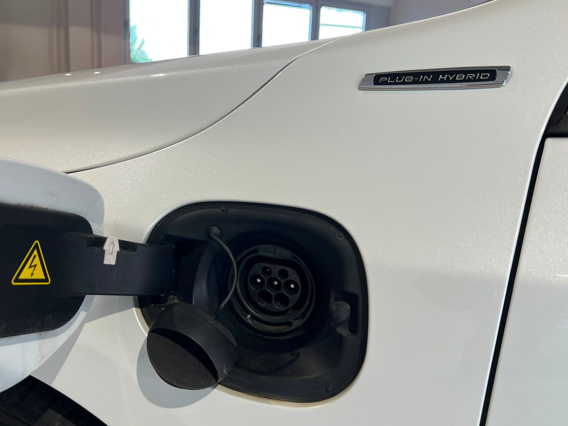 VOLVO V60 D6 AWD Plug-in Hybrid Summum Geartronic 215 PS-image-14