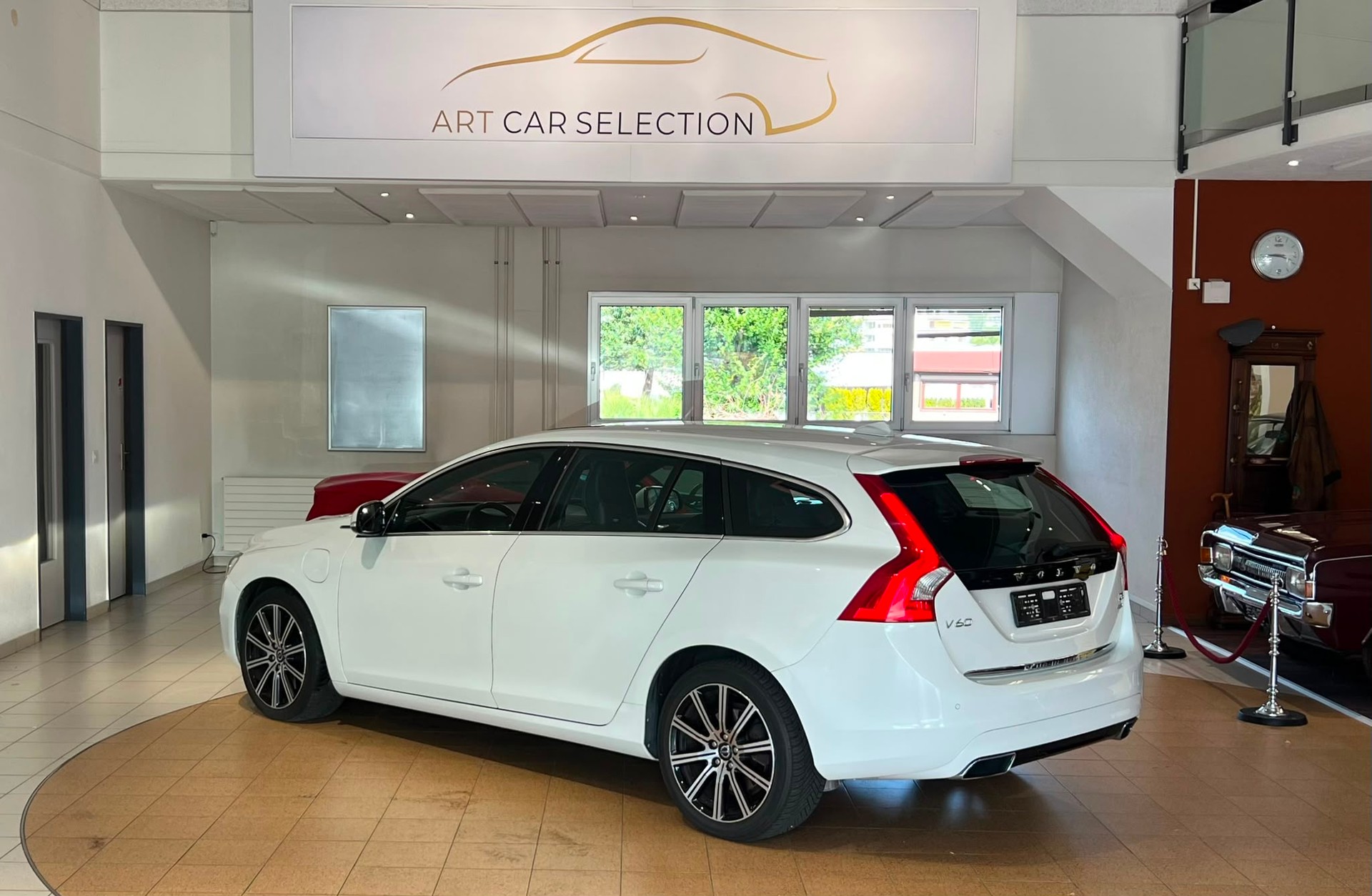 VOLVO V60 D6 AWD Plug-in Hybrid Summum Geartronic 215 PS-image-2