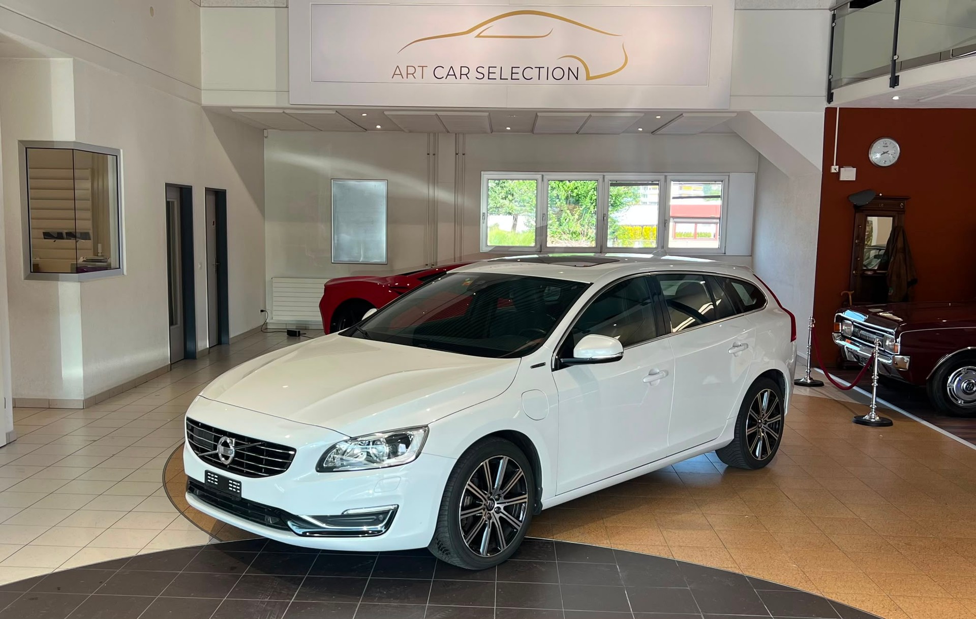 VOLVO V60 D6 AWD Plug-in Hybrid Summum Geartronic 215 PS-image-0