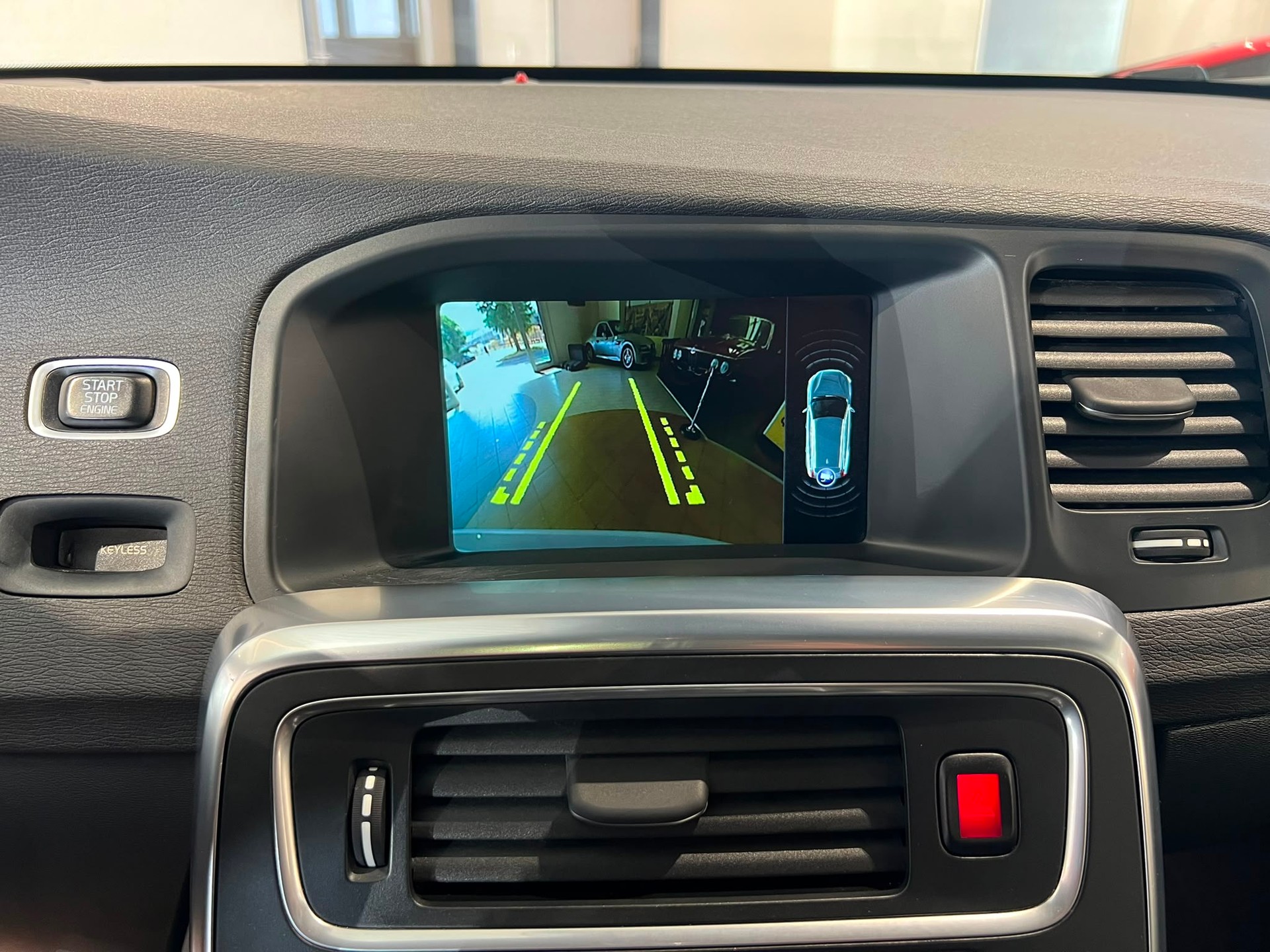 VOLVO V60 D6 AWD Plug-in Hybrid Summum Geartronic 215 PS-image-8