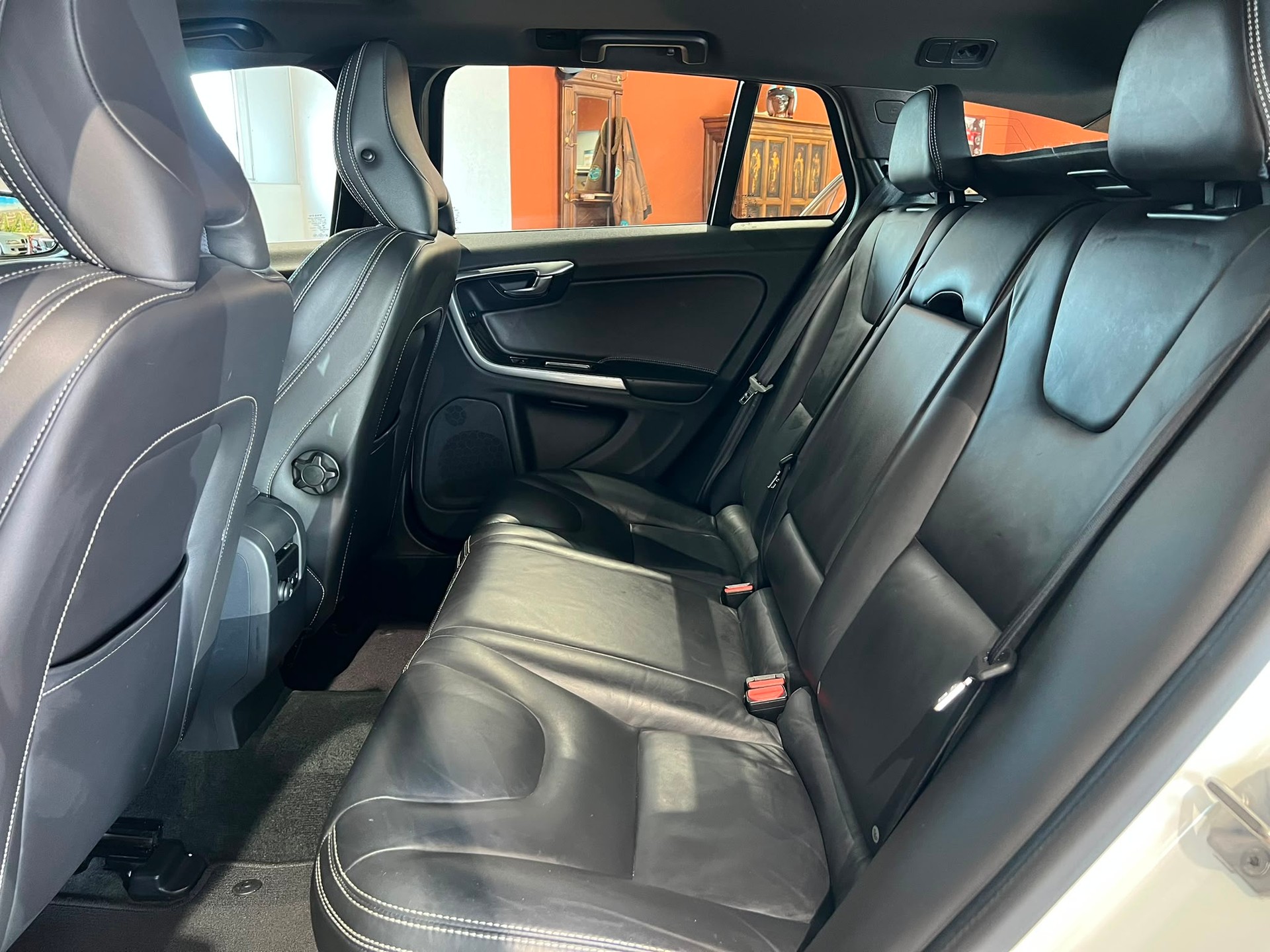 VOLVO V60 D6 AWD Plug-in Hybrid Summum Geartronic 215 PS-image-7