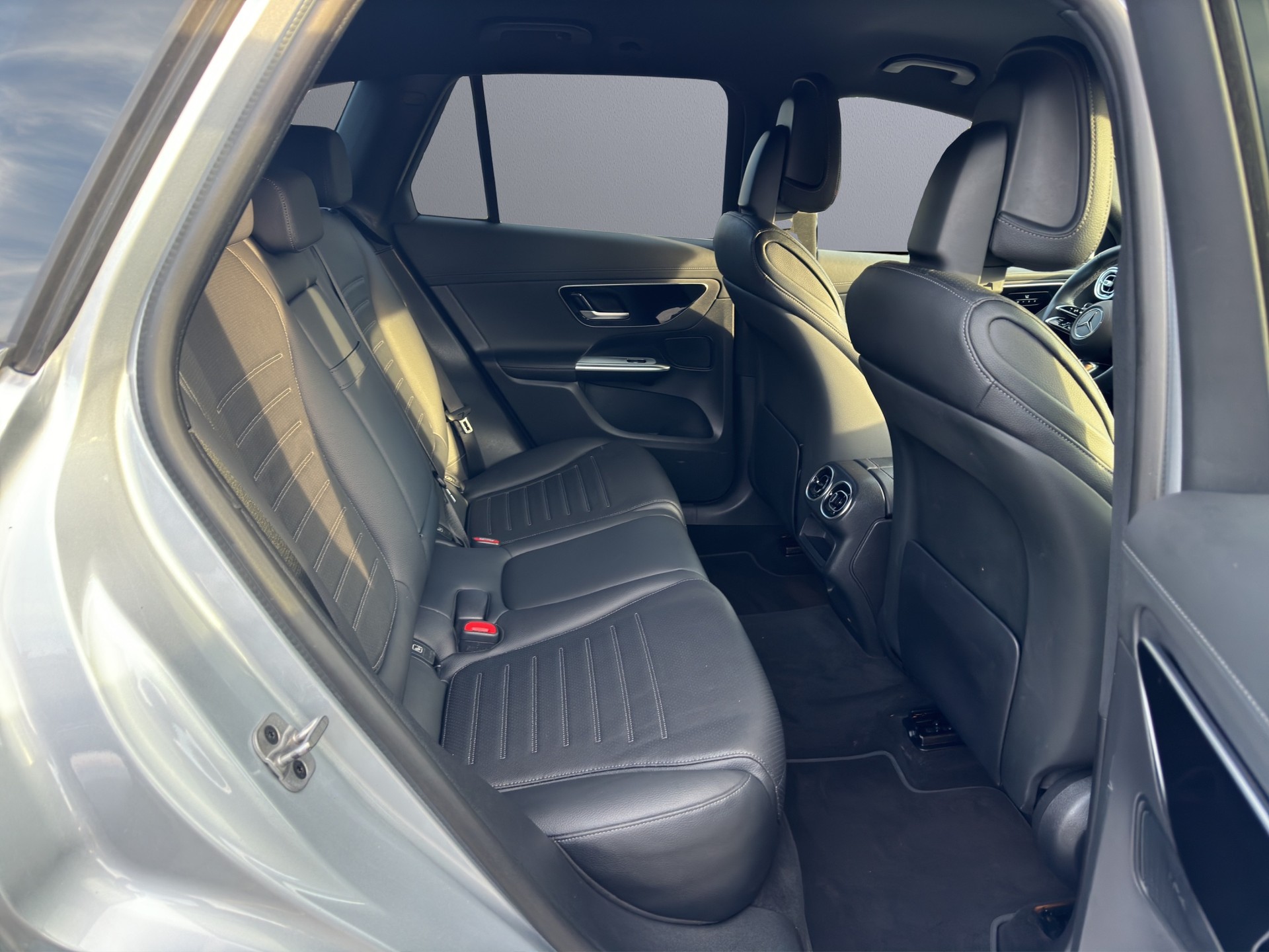 MERCEDES-BENZ GLC 300 4Matic AMG Line 9G-Tronic-image-16