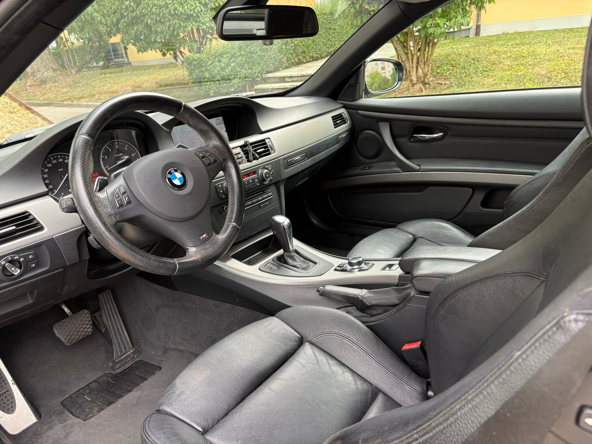 BMW 320i Cabrio-image-3