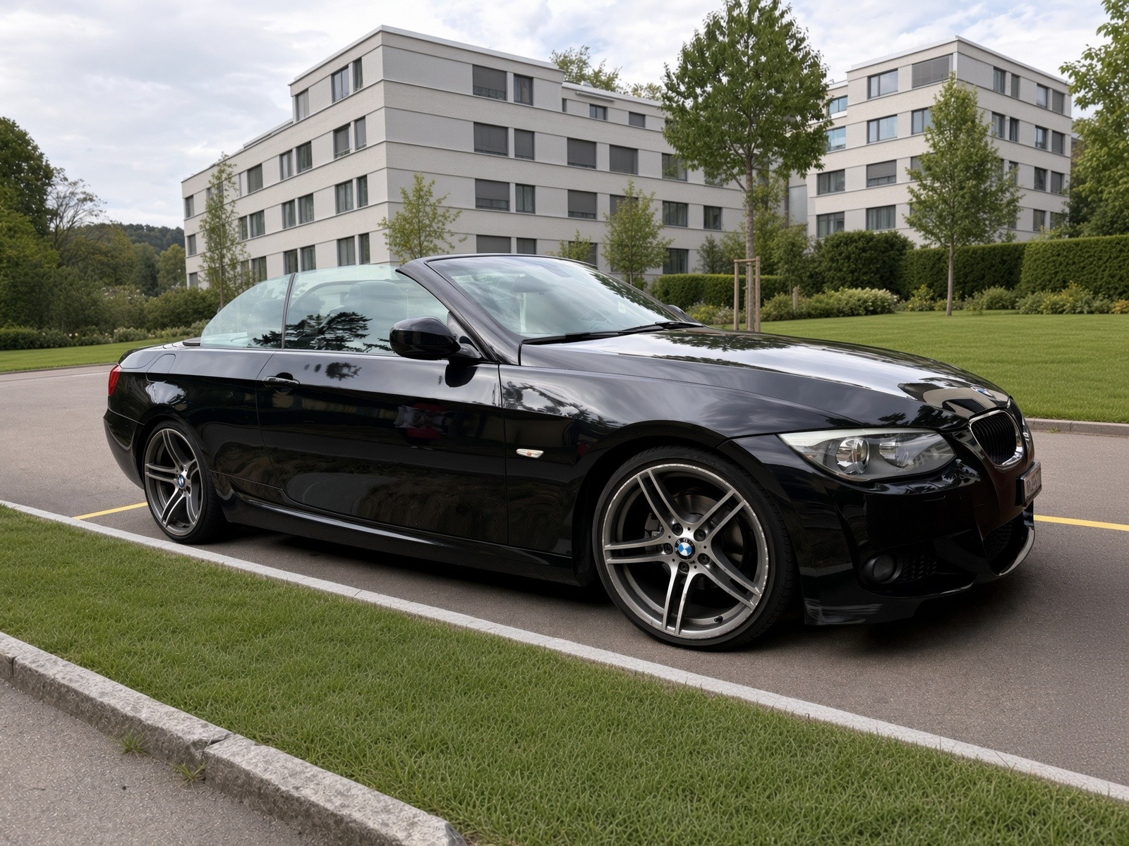 BMW 320i Cabrio-image-0
