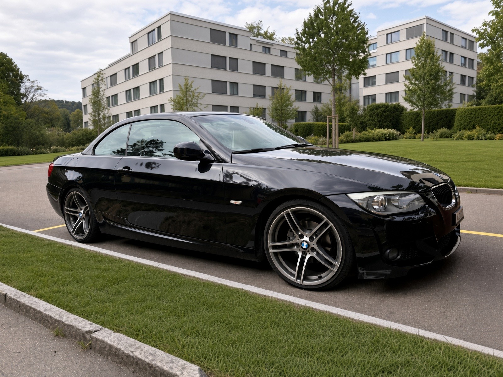 BMW 320i Cabrio-image-2