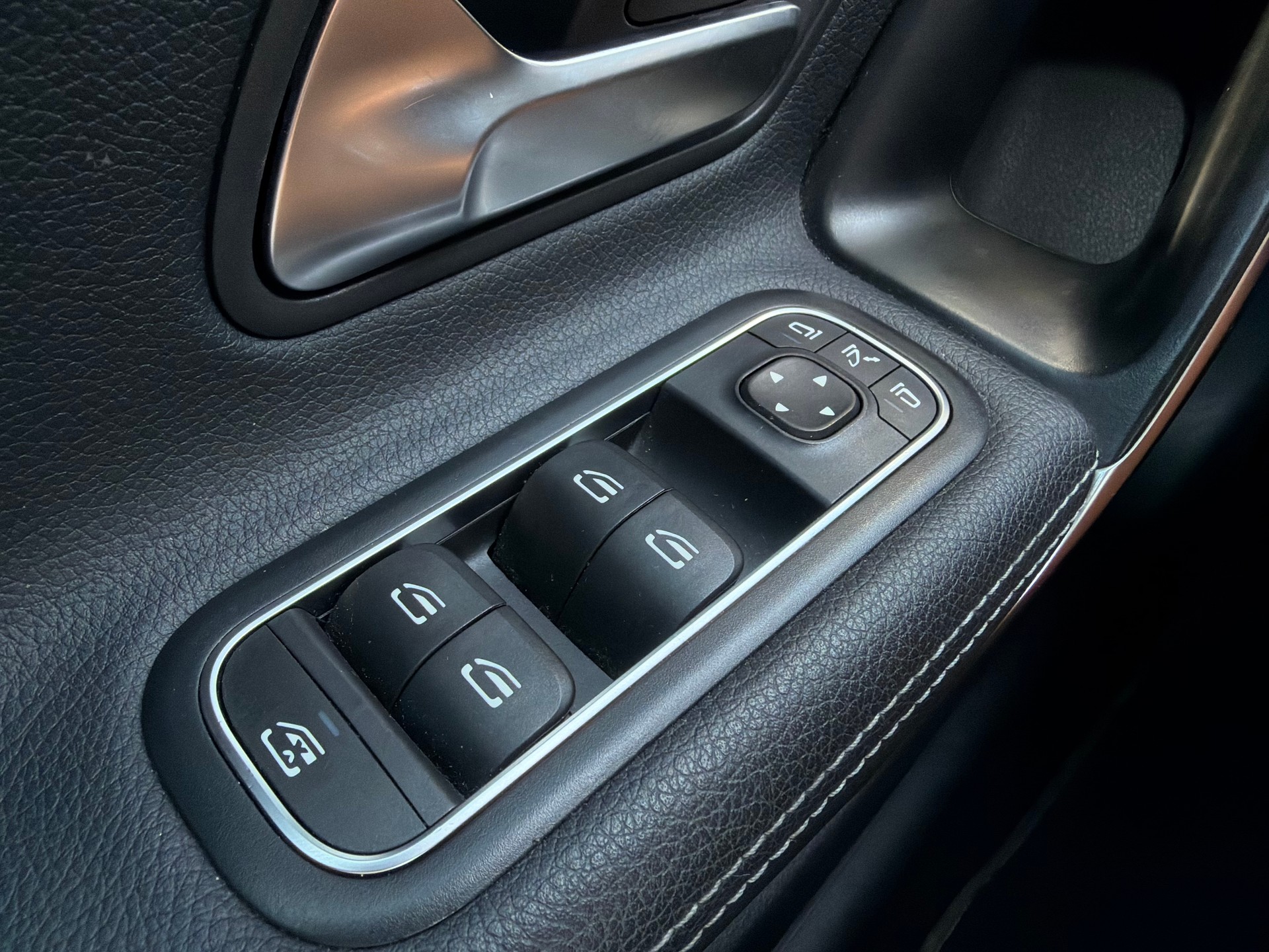 MERCEDES-BENZ A 180 Progressive 7G-DCT-image-28