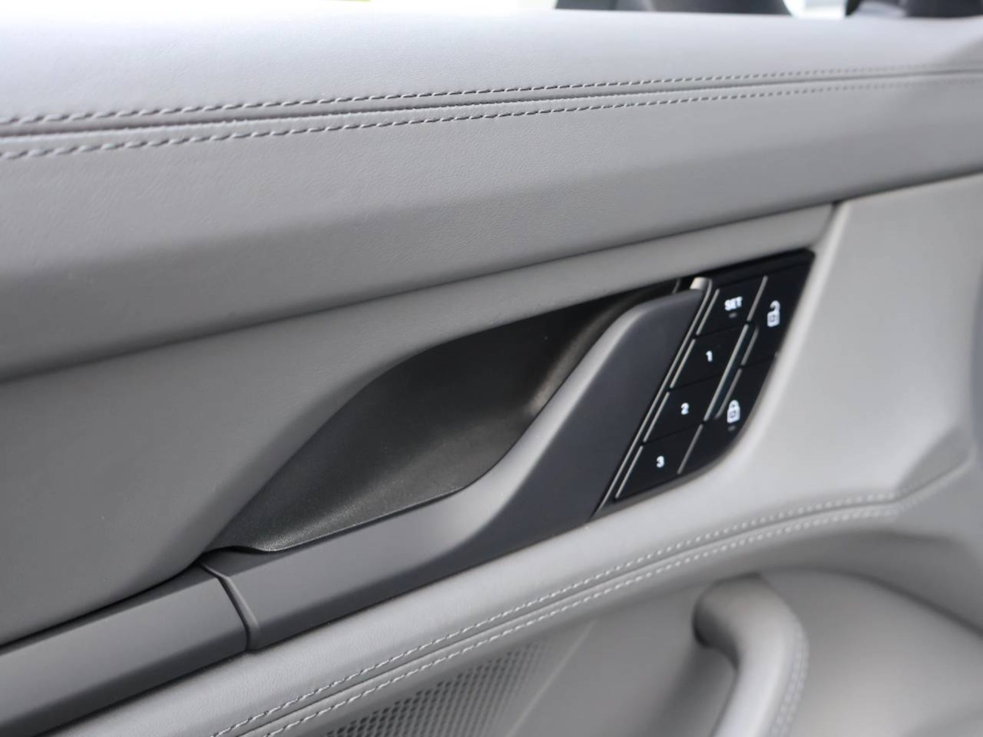 PORSCHE Taycan 4S-image-27