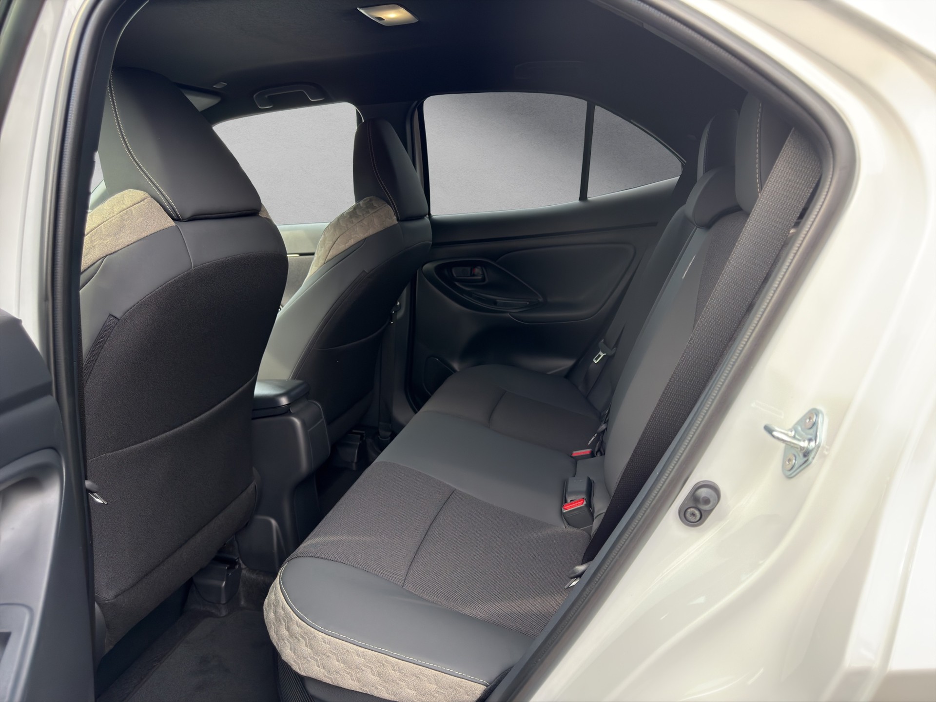 TOYOTA Yaris Cross 1.5 VVT-i HSD Premium AWD-i-image-9