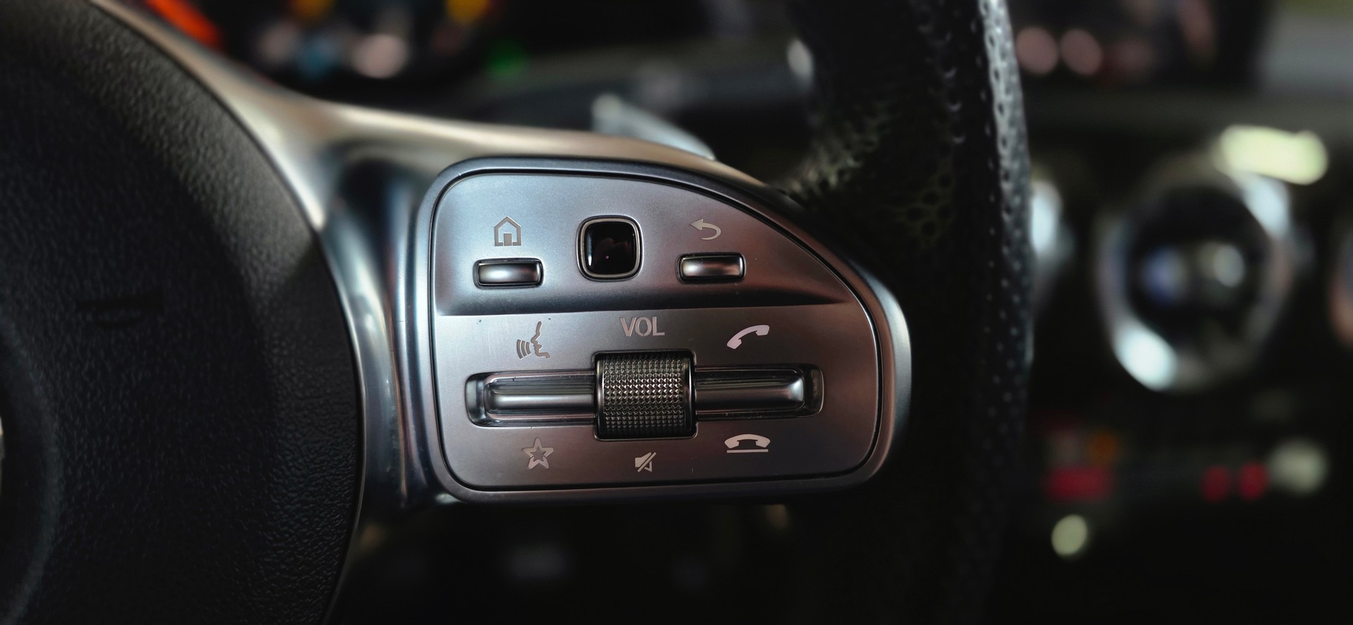 MERCEDES-BENZ A 250 AMG Line 7G-DCT *Edition One*-image-12