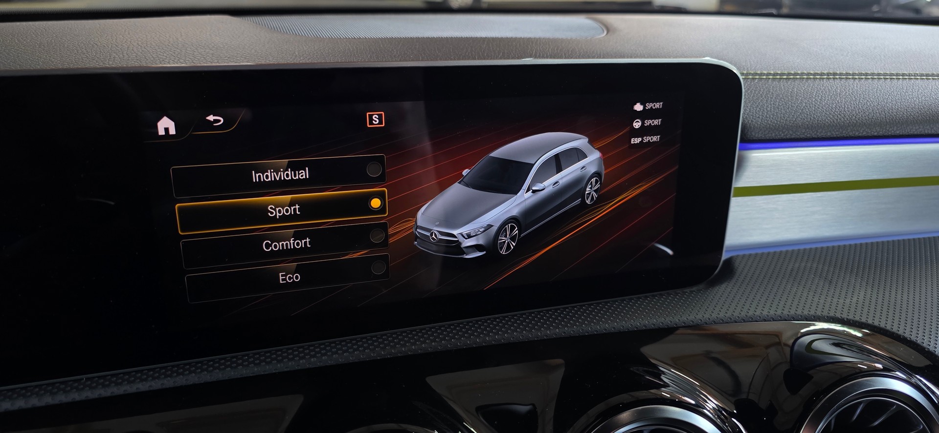 MERCEDES-BENZ A 250 AMG Line 7G-DCT *Edition One*-image-19