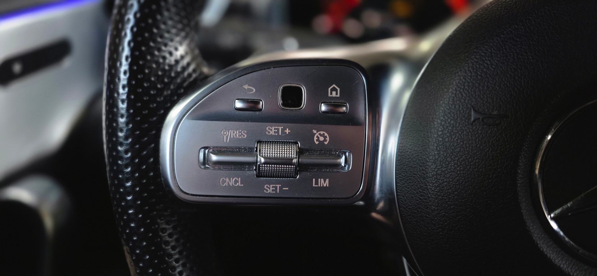 MERCEDES-BENZ A 250 AMG Line 7G-DCT *Edition One*-image-14