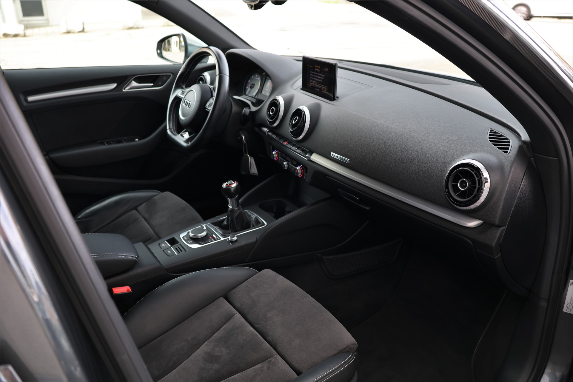 AUDI S3 Sportback 2.0 TFSI quattro (CH)-image-16