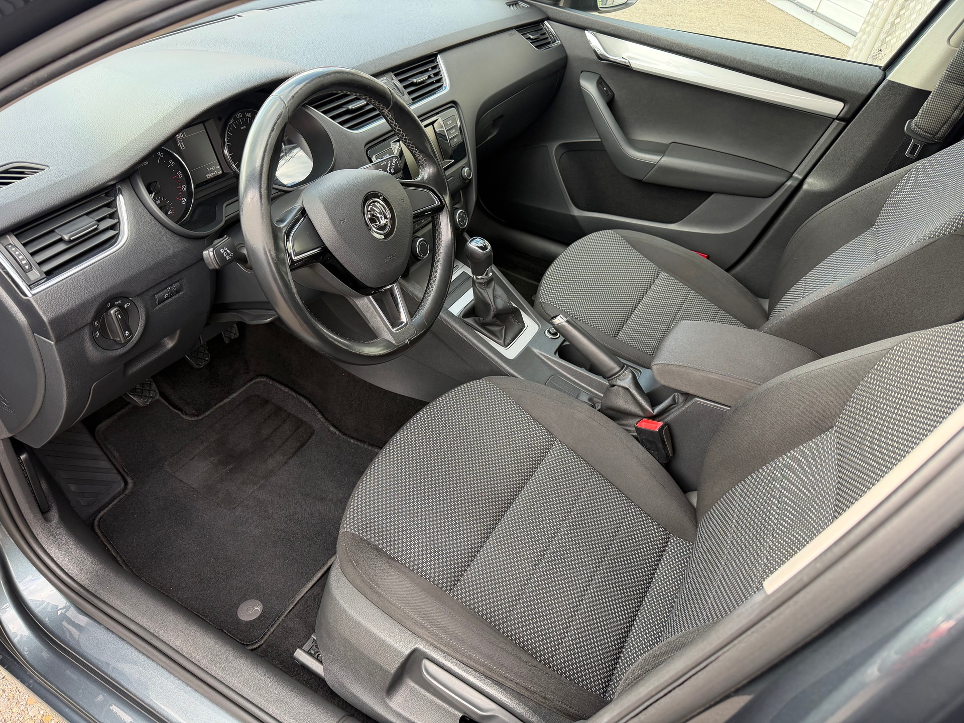 SKODA Octavia Combi 2.0 TDI Ambition-image-4