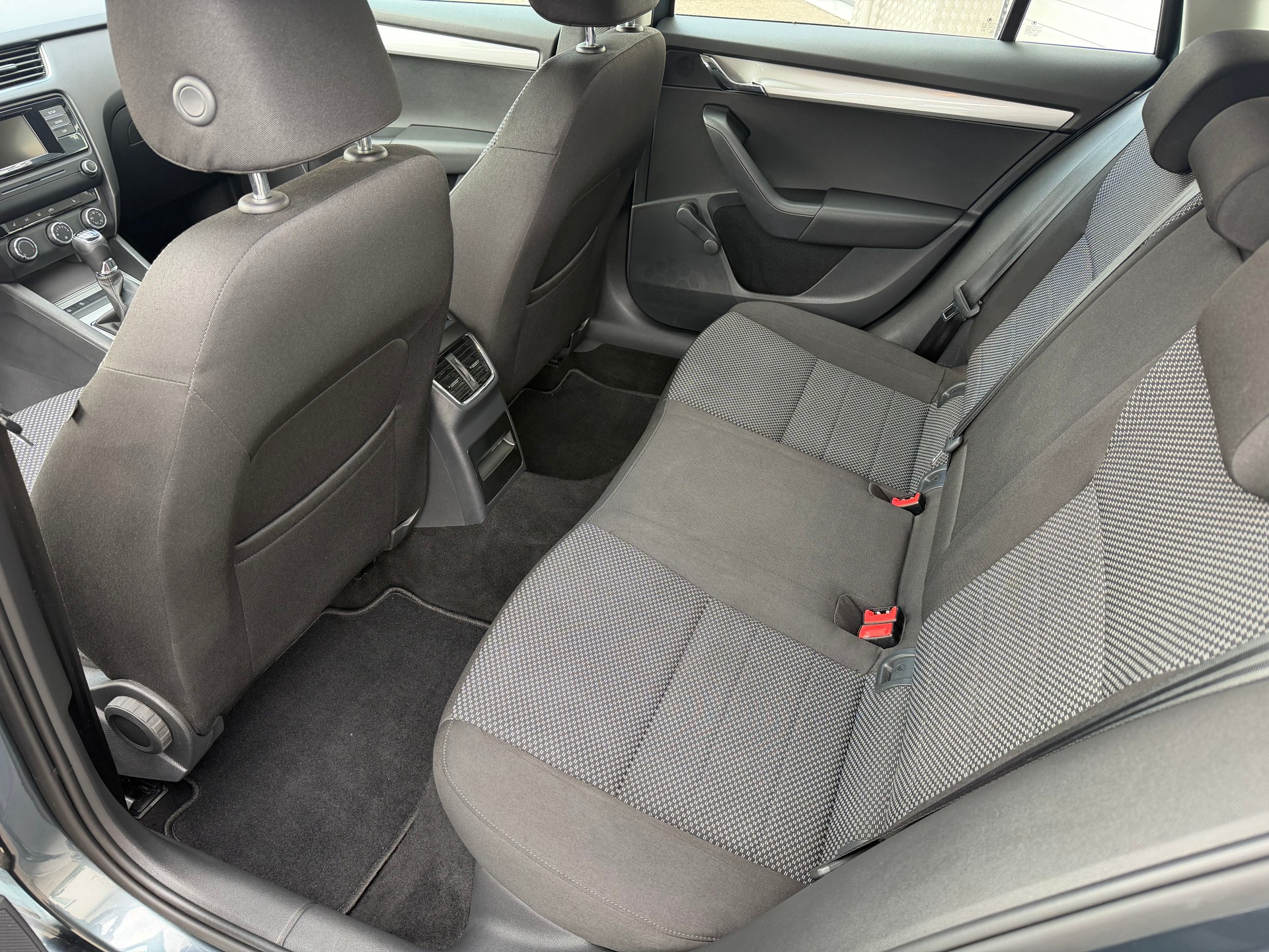 SKODA Octavia Combi 2.0 TDI Ambition-image-6