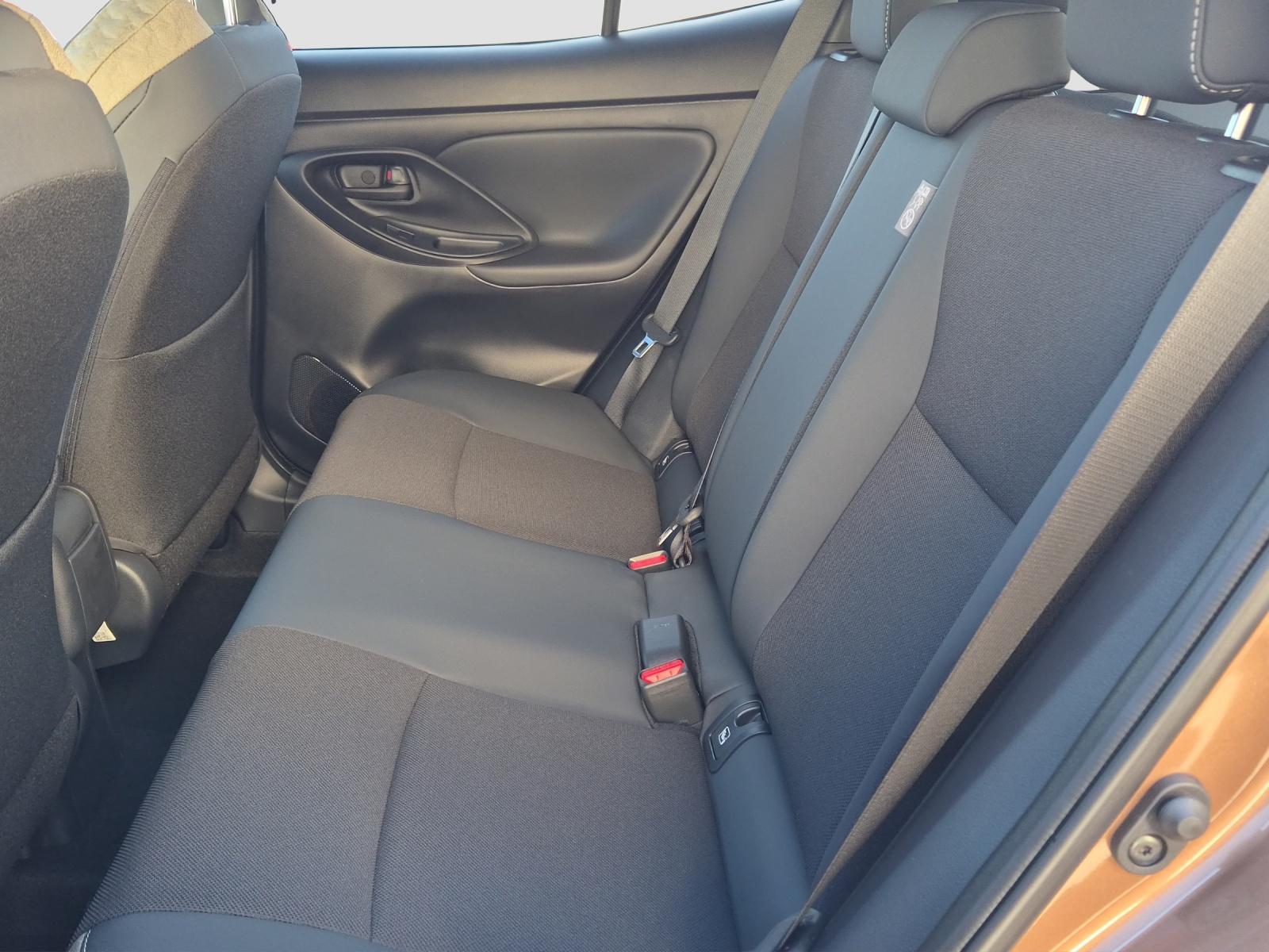 TOYOTA Yaris Cross 1.5 VVT-i HSD Premium AWD-i-image-14