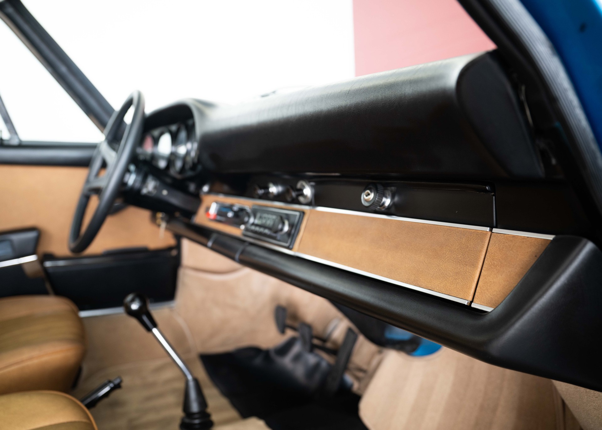 PORSCHE 911 2.4 E Oil trap (Swiss car, MY72, 1 of 1'124 produced, restored by Porsche specialist, mint condition, matching number)-image-30