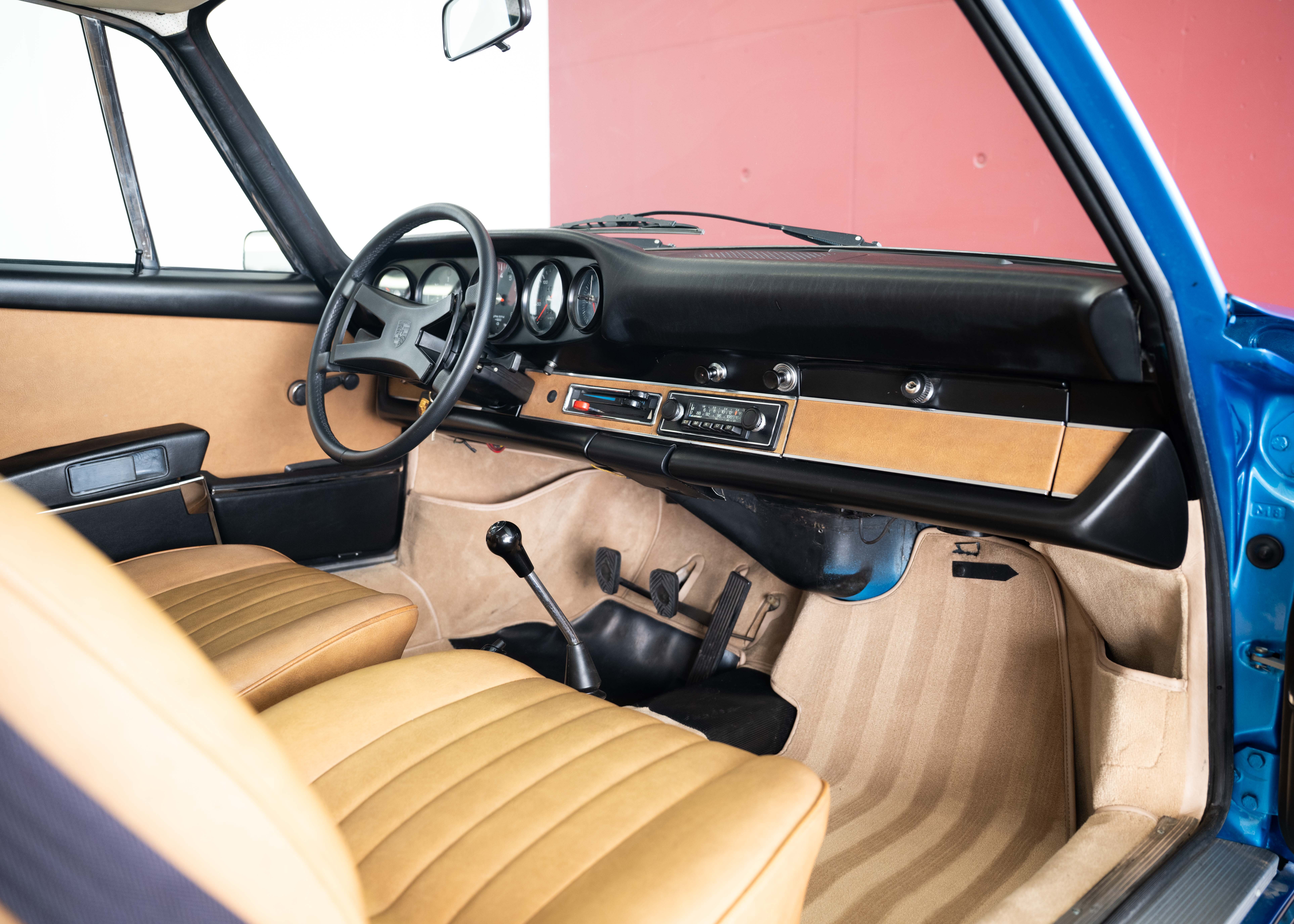Image PORSCHE 911 911 2.4 E Oil trap (Swiss car, MY72, 1 of 1'124 produced, restored by Porsche specialist, mint condition, matching number)