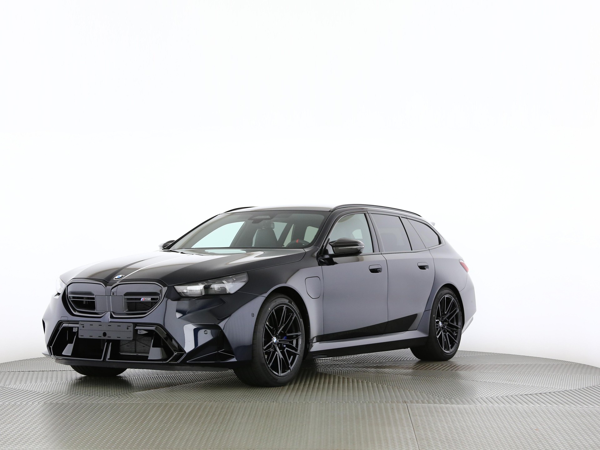 BMW M5 Touring-image-0