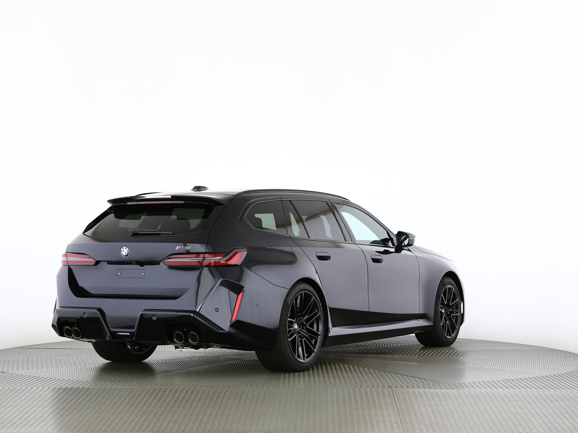 BMW M5 Touring-image-1