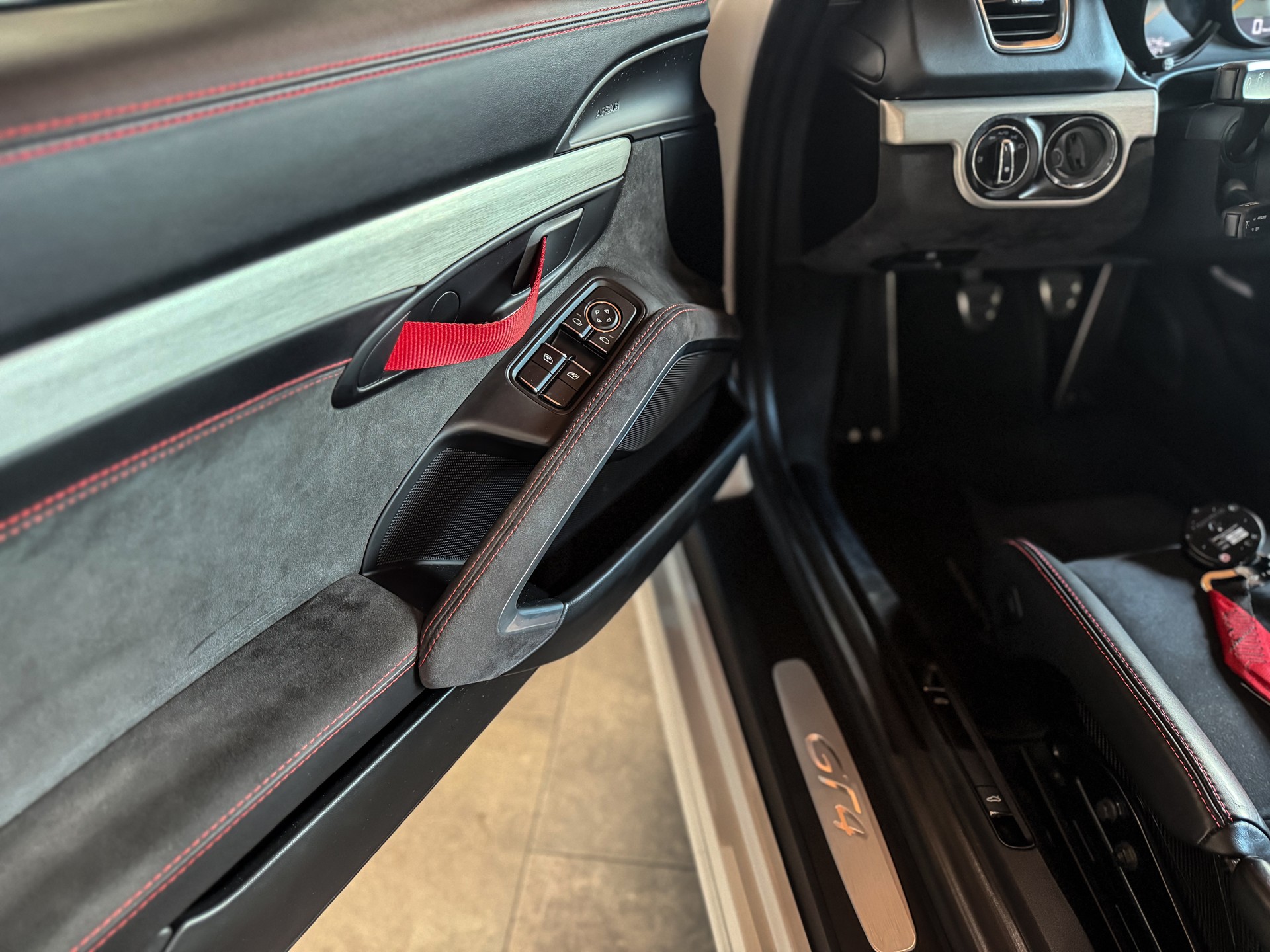 PORSCHE Cayman GT4 * Porsche Approved 04.2027-image-12